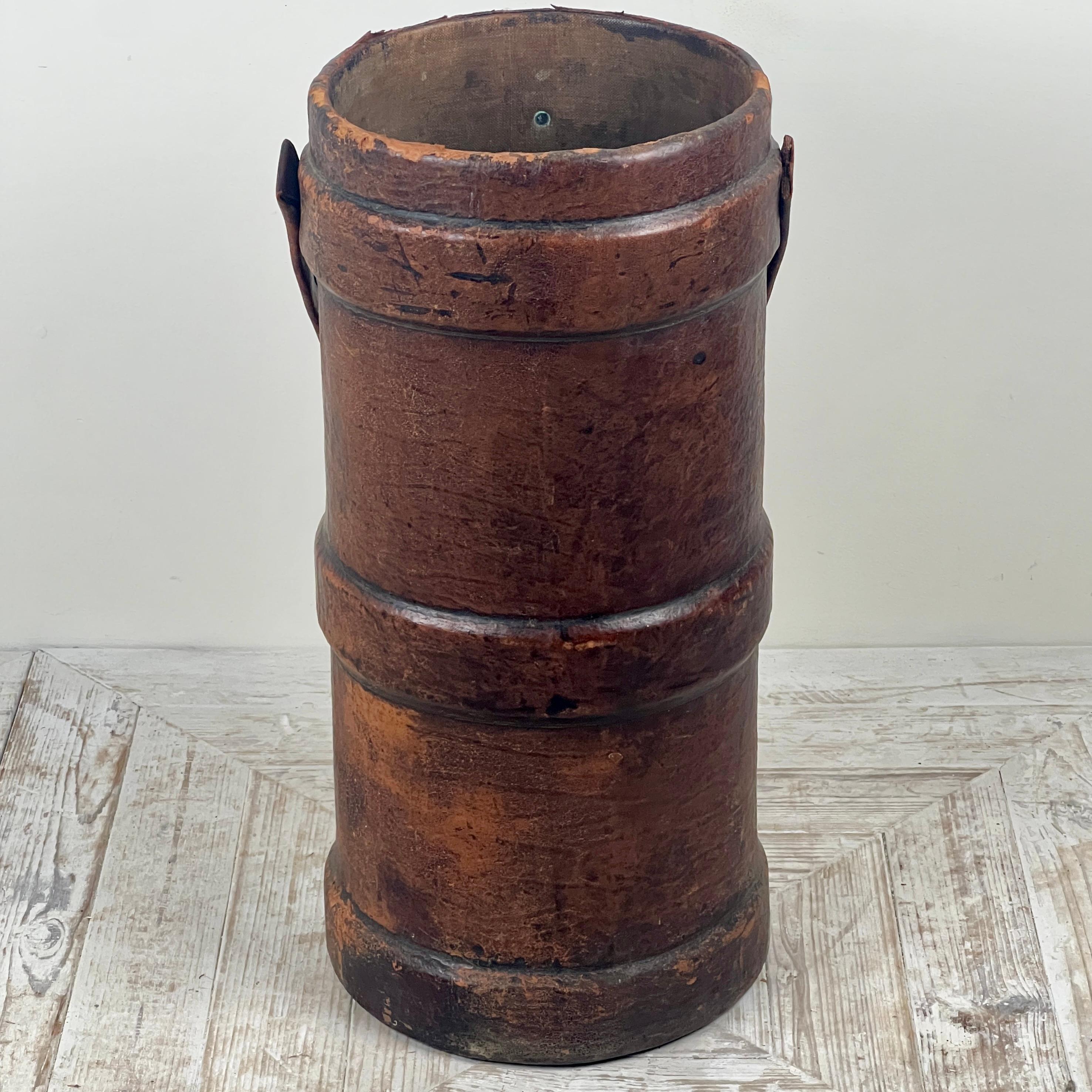 Ein großer lederner Muschelträger-Ständer aus dem Ersten Weltkrieg (Messing) im Angebot