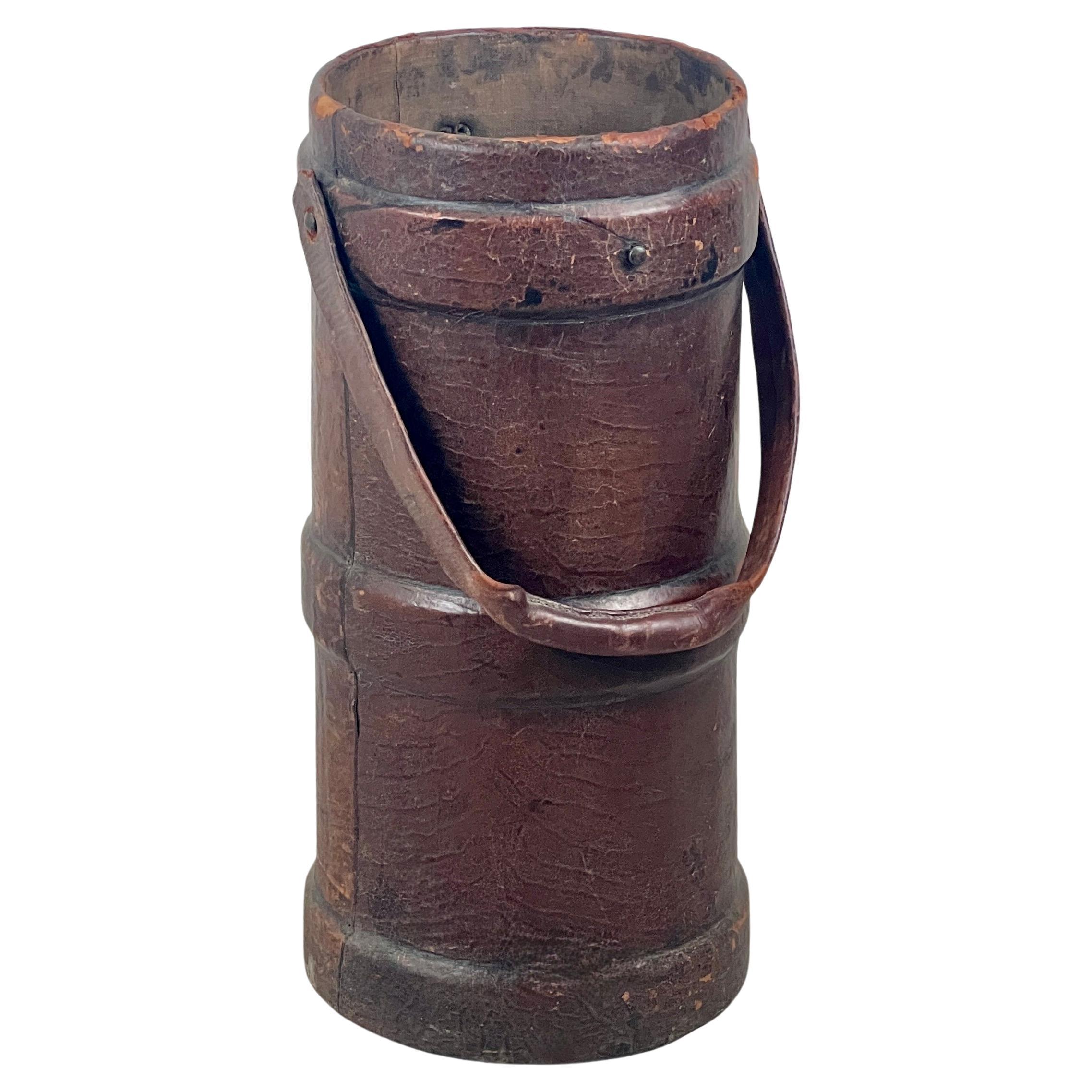 Ein großer lederner Muschelträger-Ständer aus dem Ersten Weltkrieg im Angebot