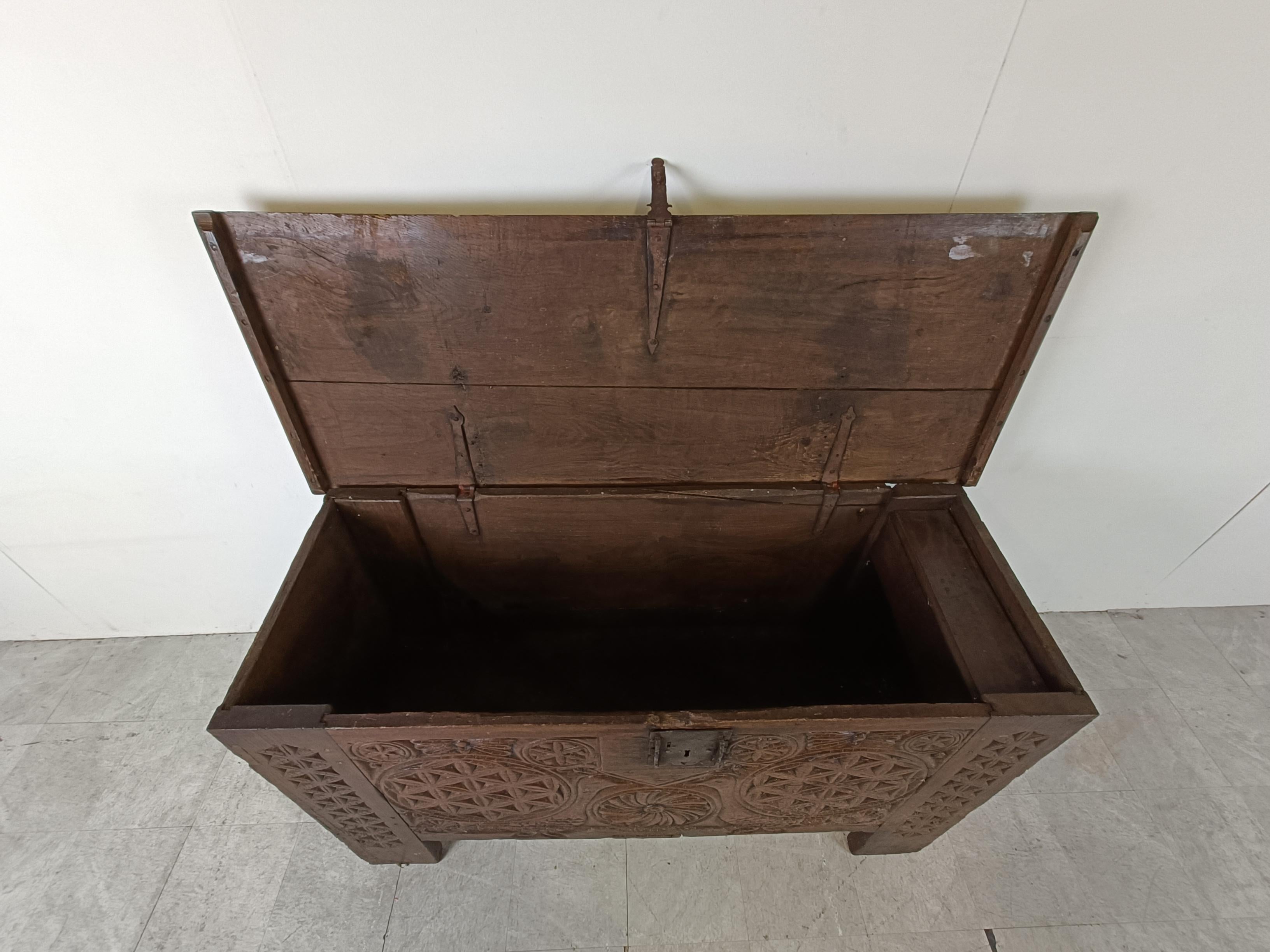 A large flemish 18th century oak chest For Sale 3