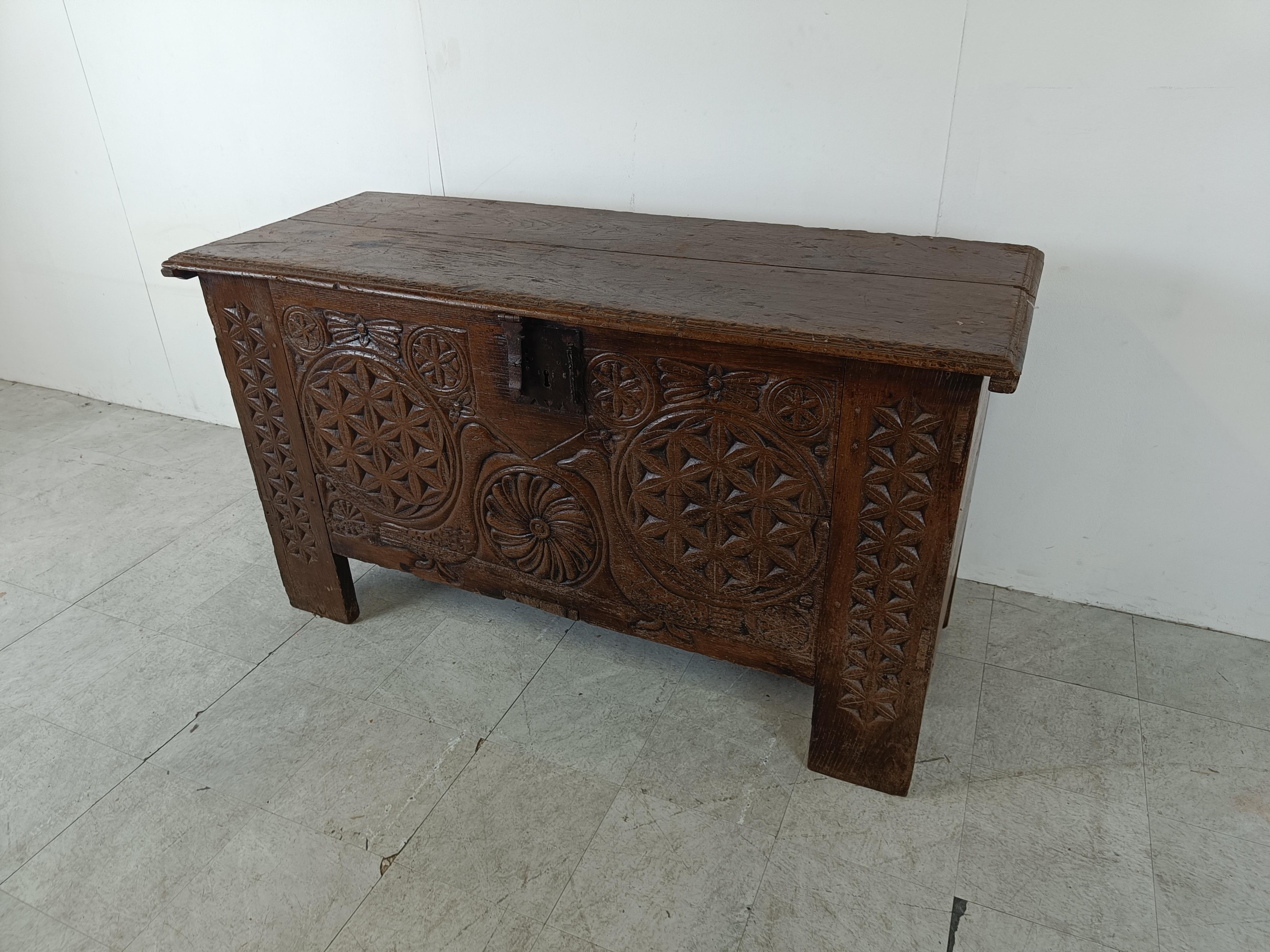 A very large flemish 18th century oak linen chest 

This can be used for general storage.

Beautifully aged wood and gorgeous carvings troughout

Mid 18th century - Belgium
​
Height: 90cm
Lenght: 160cm
Depth: 50cm

Ref.: 90303
