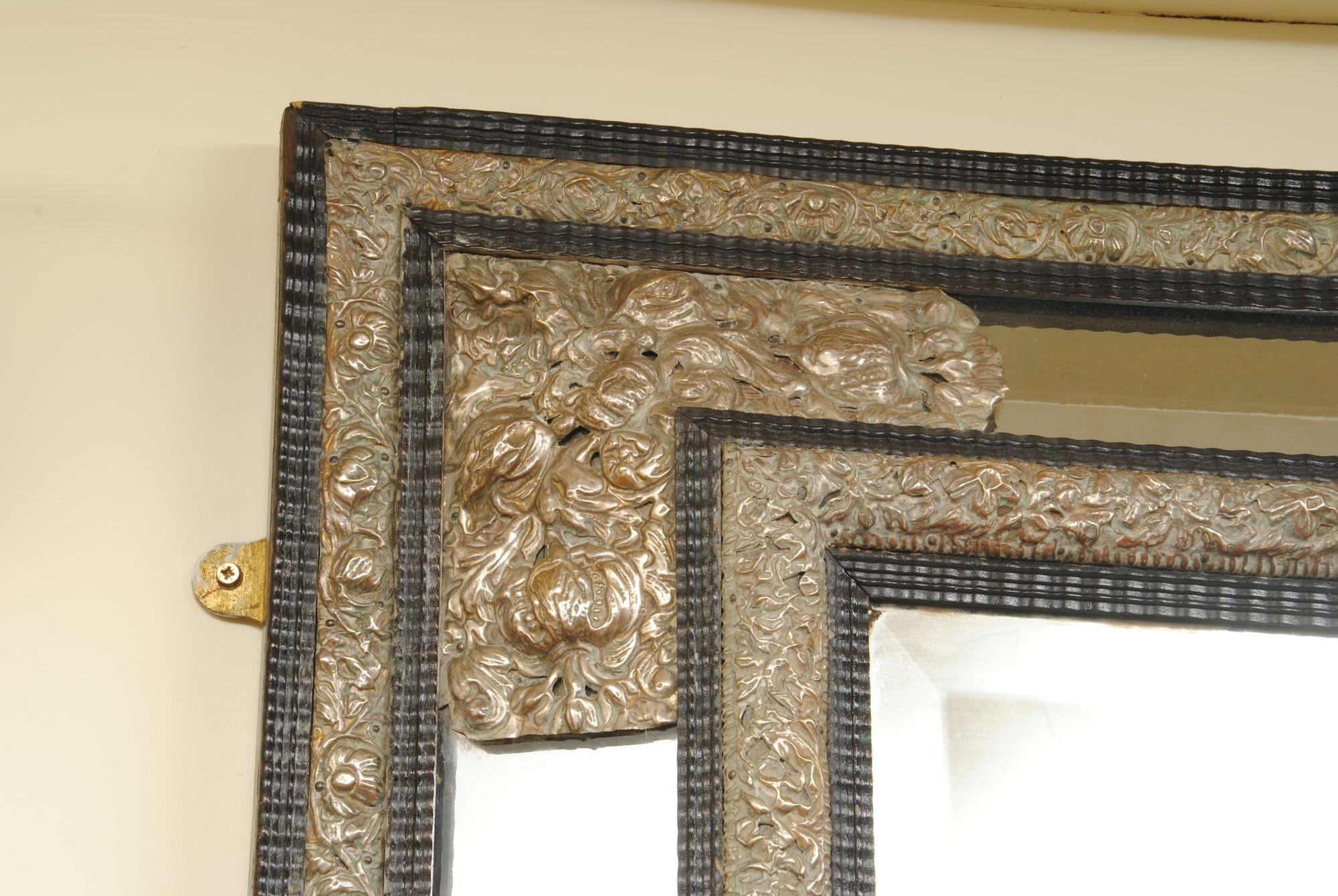 Ein gutes großes Beispiel für  ein flämischer Riffelform- und Repoussierspiegel aus Metall des 19. Jahrhunderts mit versilbertem Dekor