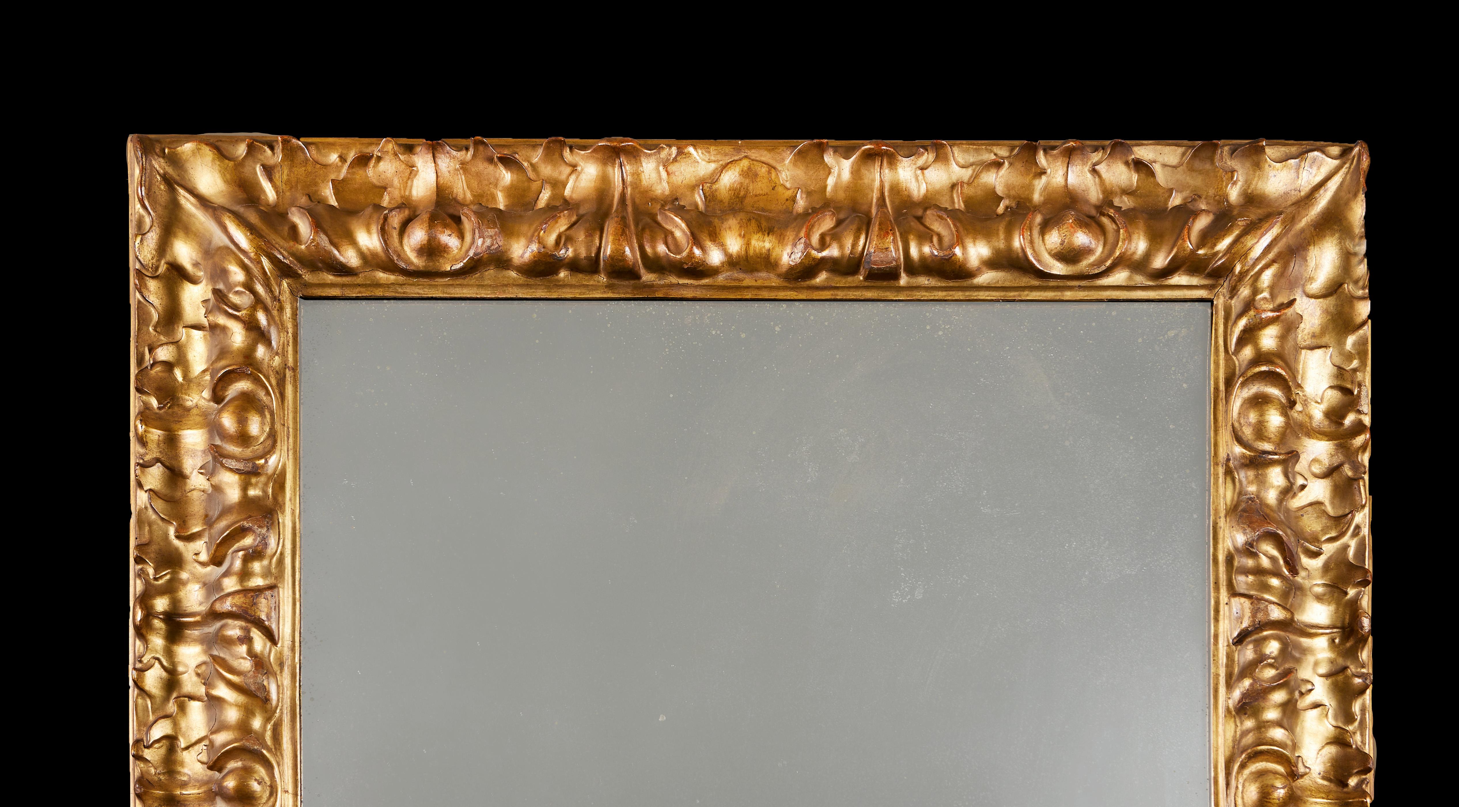 italien Grand miroir florentin en bois doré de la fin du XVIIIe siècle en vente