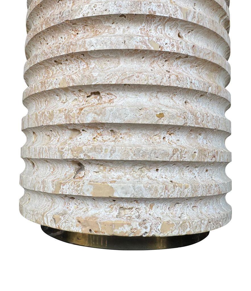 A large Fratelli Manneli ribbed Italian 1970s travertine lamp with brass detail For Sale 5