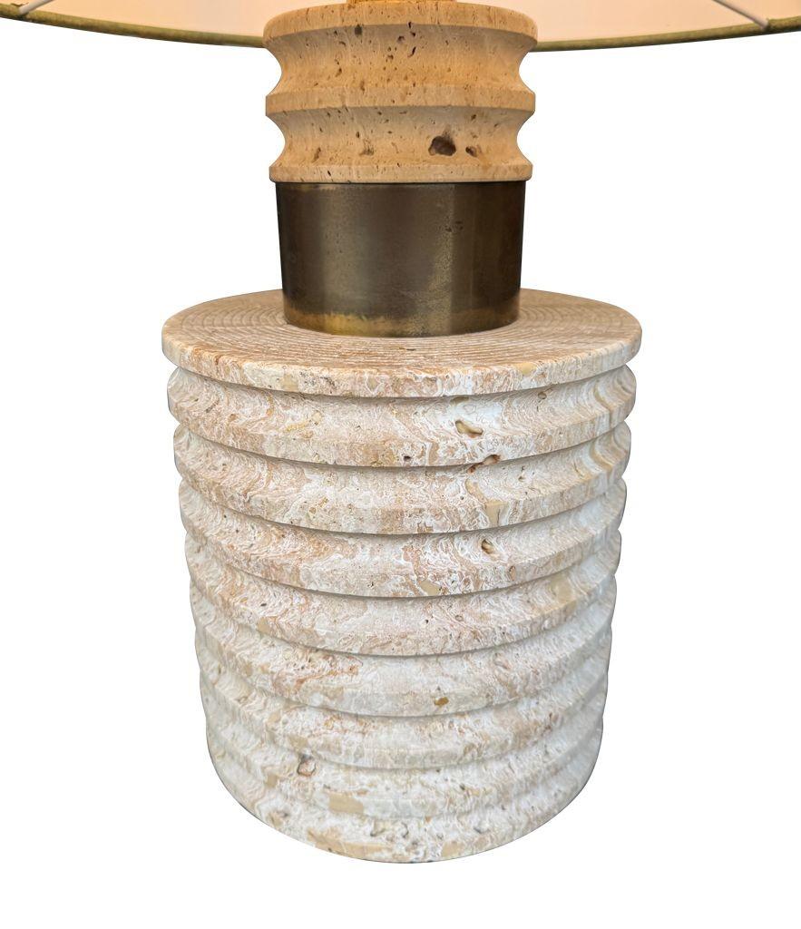 A large Fratelli Manneli ribbed Italian 1970s travertine lamp with brass detail For Sale 6