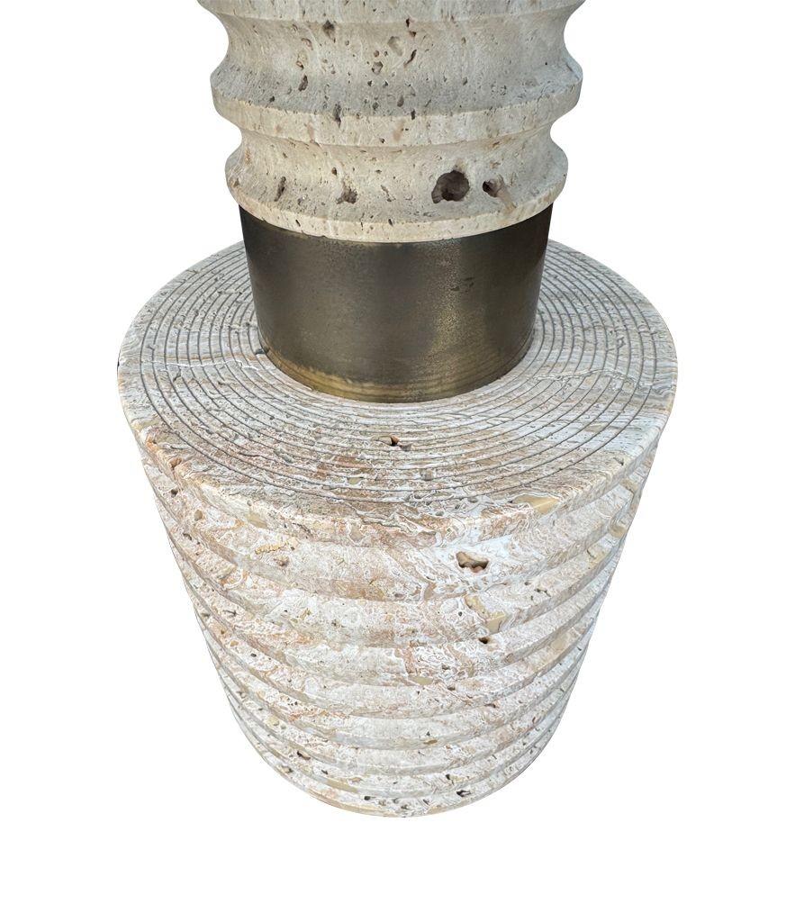 A large Fratelli Manneli ribbed Italian 1970s travertine lamp with brass detail For Sale 7