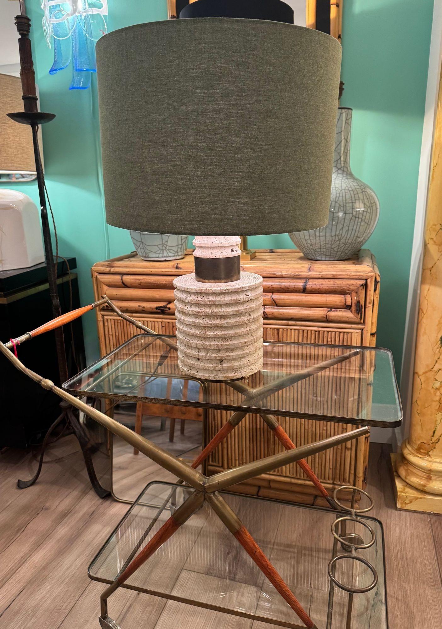 A large Fratelli Manneli ribbed Italian 1970s travertine lamp with brass detail For Sale 8