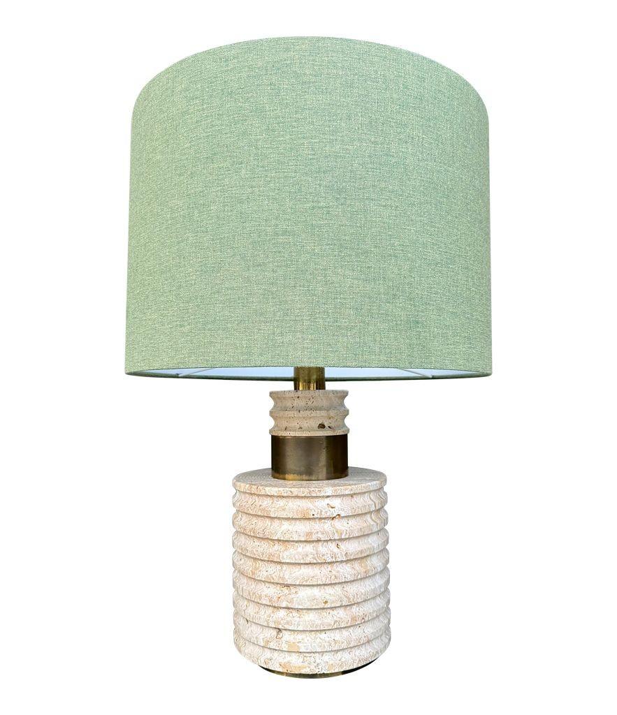 A large Fratelli Manneli ribbed Italian 1970s travertine lamp with brass detail For Sale 9