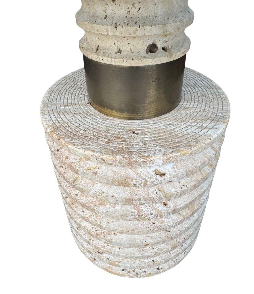 A large Fratelli Manneli ribbed Italian 1970s travertine lamp with brass detail For Sale 10