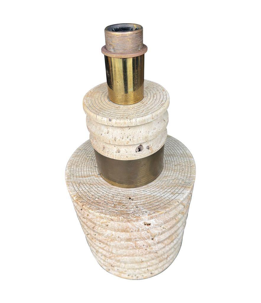 A large Fratelli Manneli ribbed Italian 1970s travertine lamp with brass detail For Sale 11
