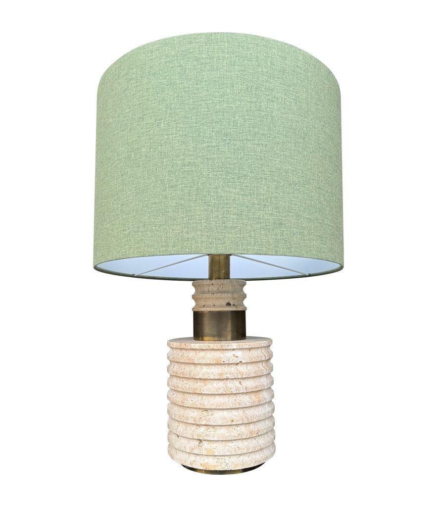 A large Fratelli Manneli ribbed Italian 1970s travertine lamp with brass detail For Sale 12