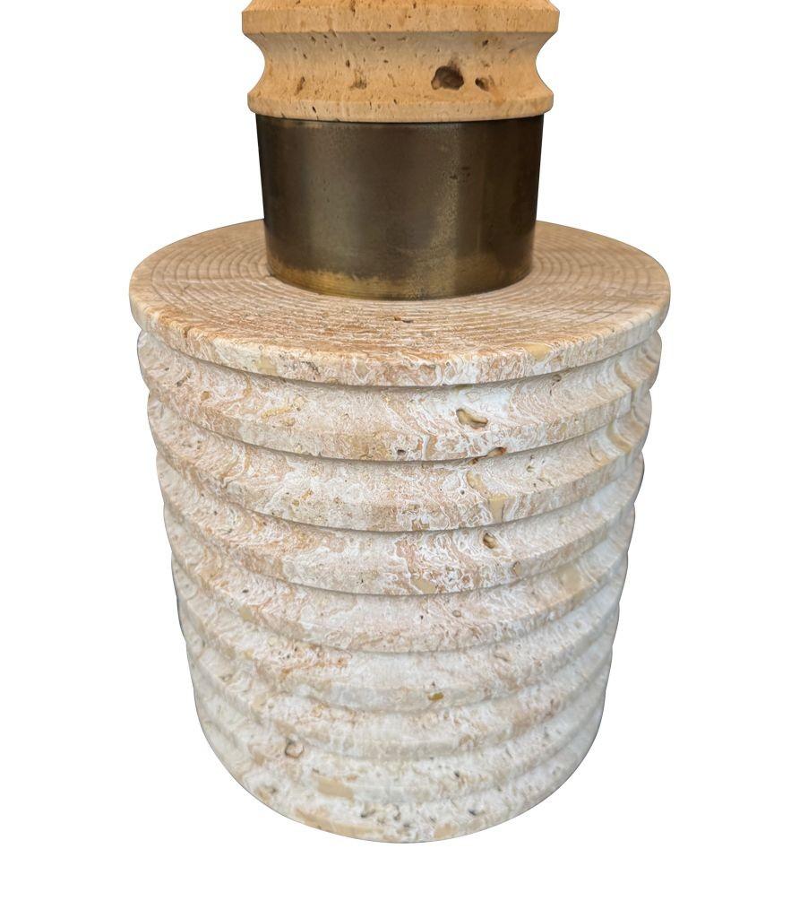 A large Fratelli Manneli ribbed Italian 1970s travertine lamp with brass detail In Good Condition For Sale In London, GB