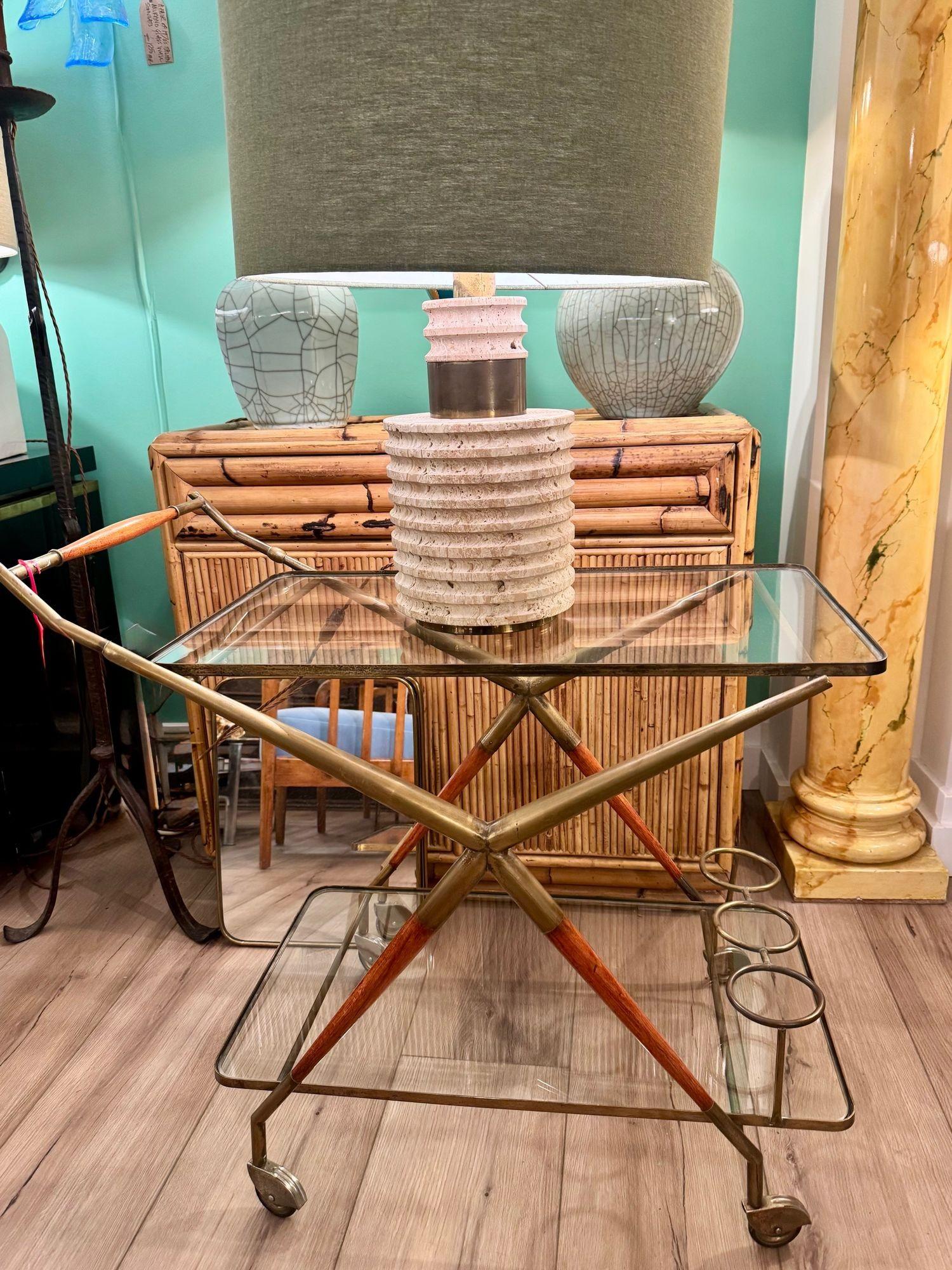 Brass A large Fratelli Manneli ribbed Italian 1970s travertine lamp with brass detail For Sale