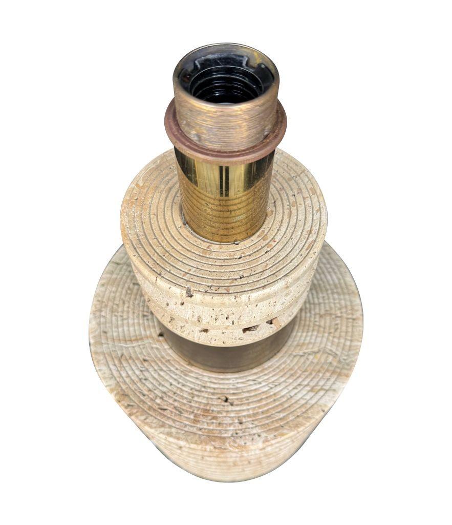 A large Fratelli Manneli ribbed Italian 1970s travertine lamp with brass detail For Sale 1
