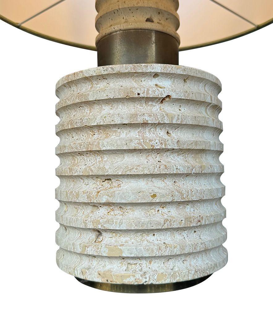 A large Fratelli Manneli ribbed Italian 1970s travertine lamp with brass detail For Sale 2