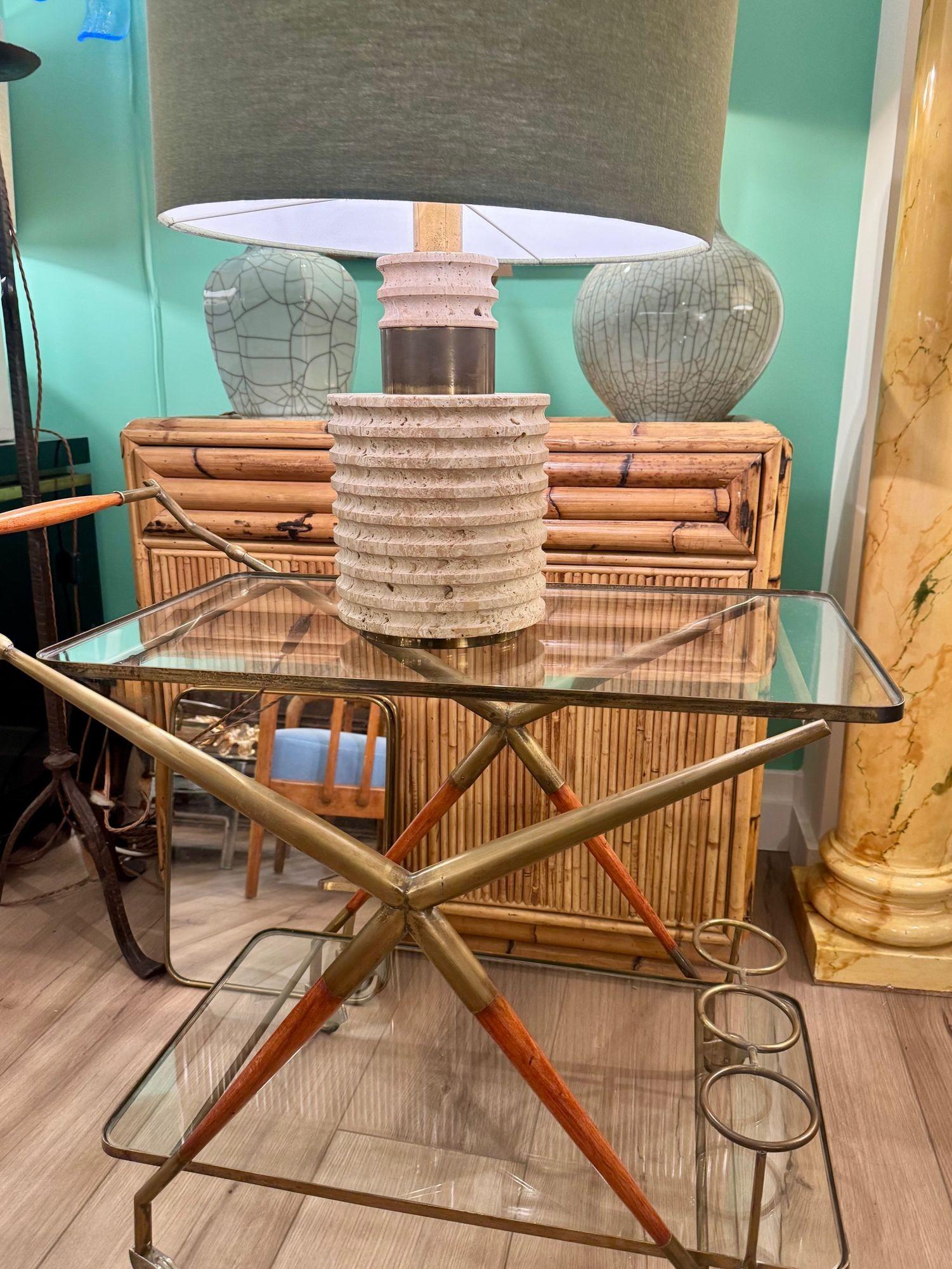 A large Fratelli Manneli ribbed Italian 1970s travertine lamp with brass detail For Sale 3