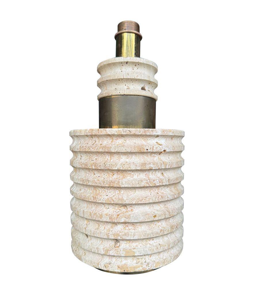 A large Fratelli Manneli ribbed Italian 1970s travertine lamp with brass detail For Sale 4