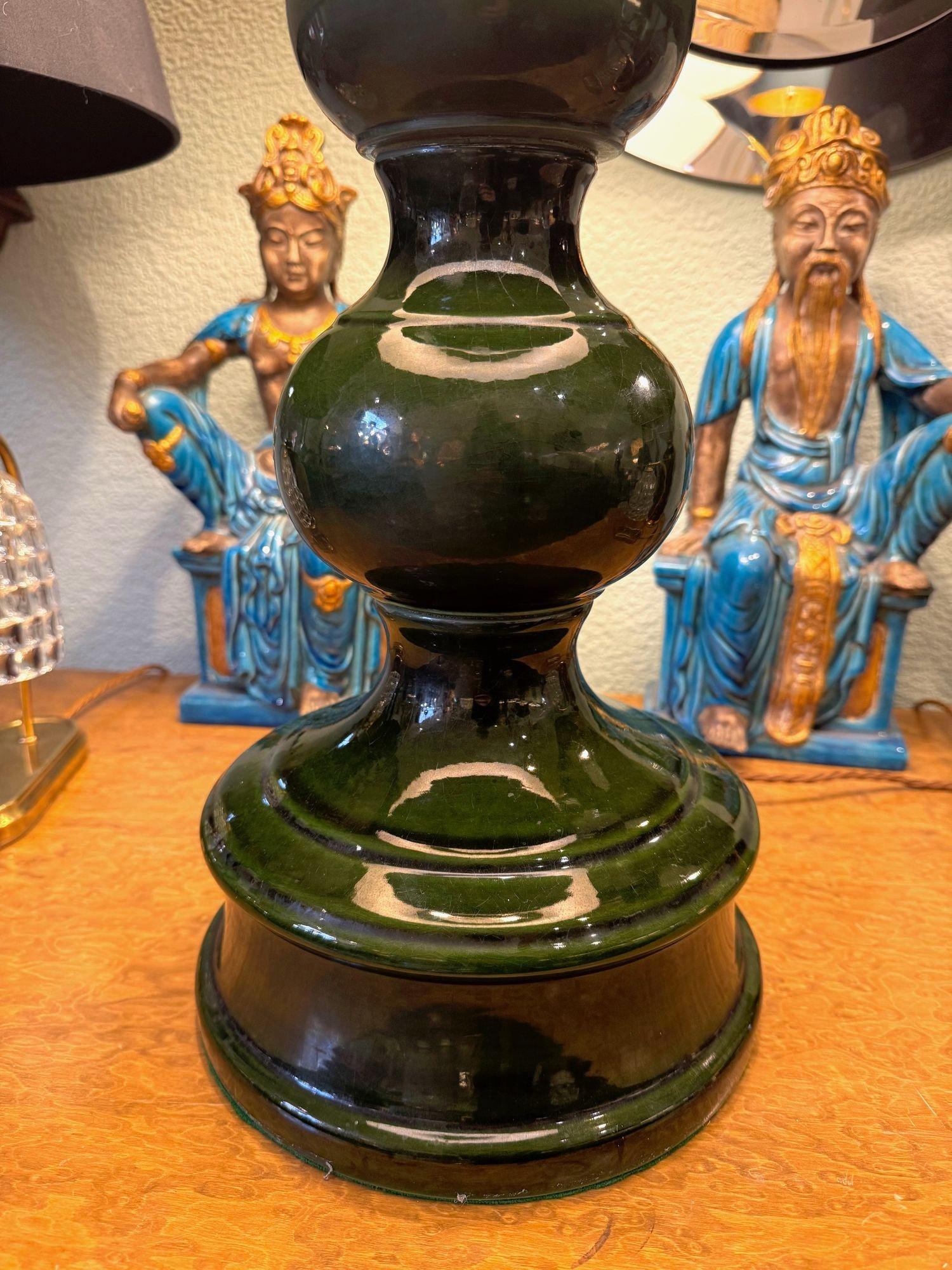 Gran lámpara francesa de cerámica vidriada verde de los años 60 con pantalla original de arpillera en venta 9