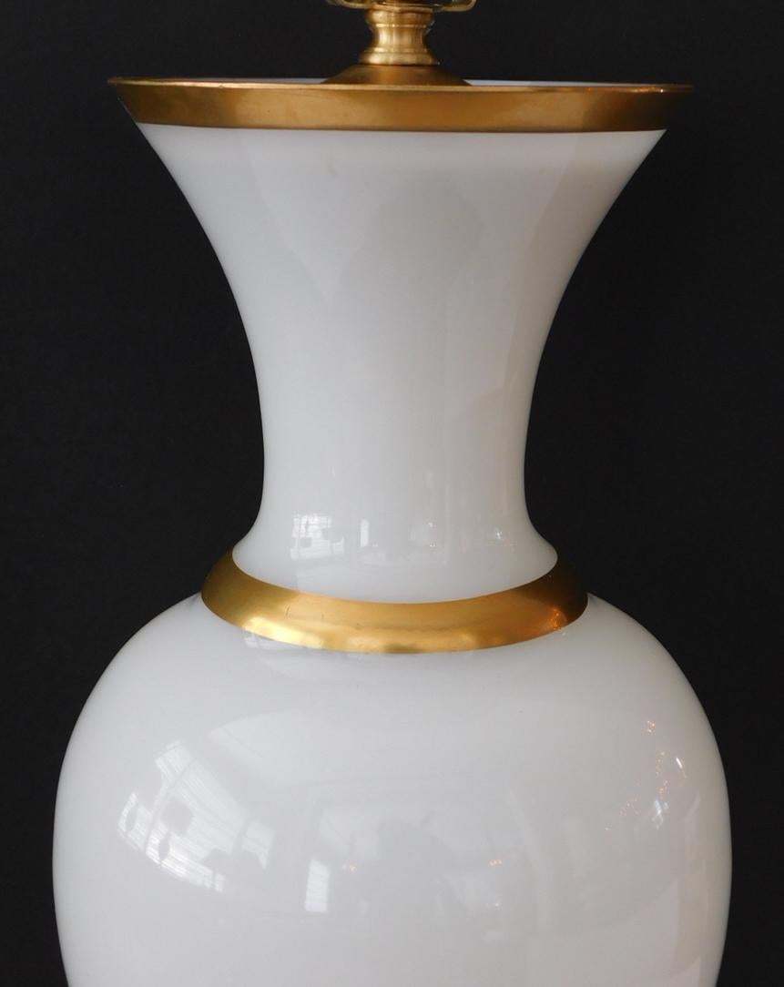 Hollywood Regency Grande lampe française des années 1960 en verre opalin blanc avec rehauts dorés en vente