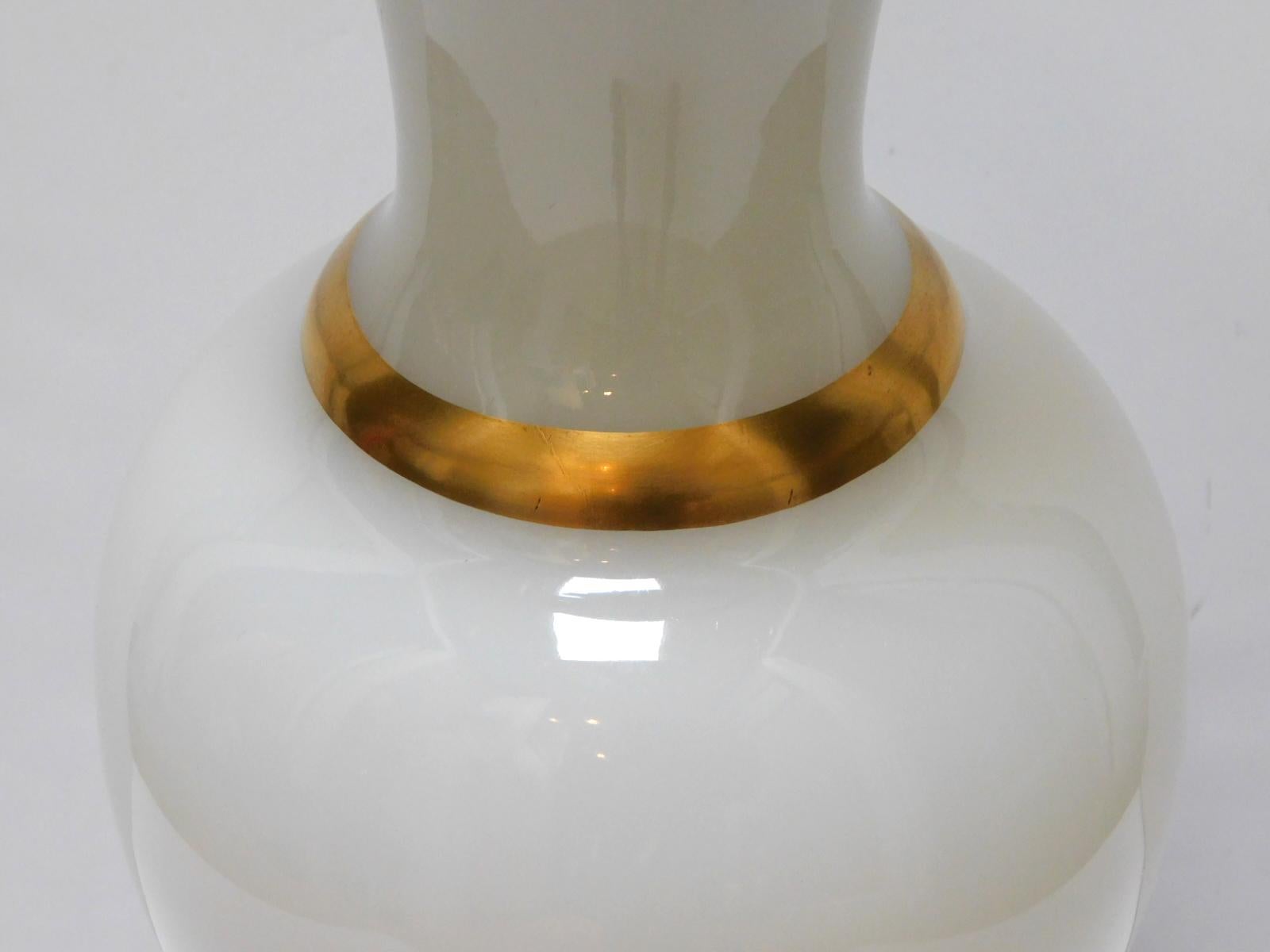 Fait main Grande lampe française des années 1960 en verre opalin blanc avec rehauts dorés en vente
