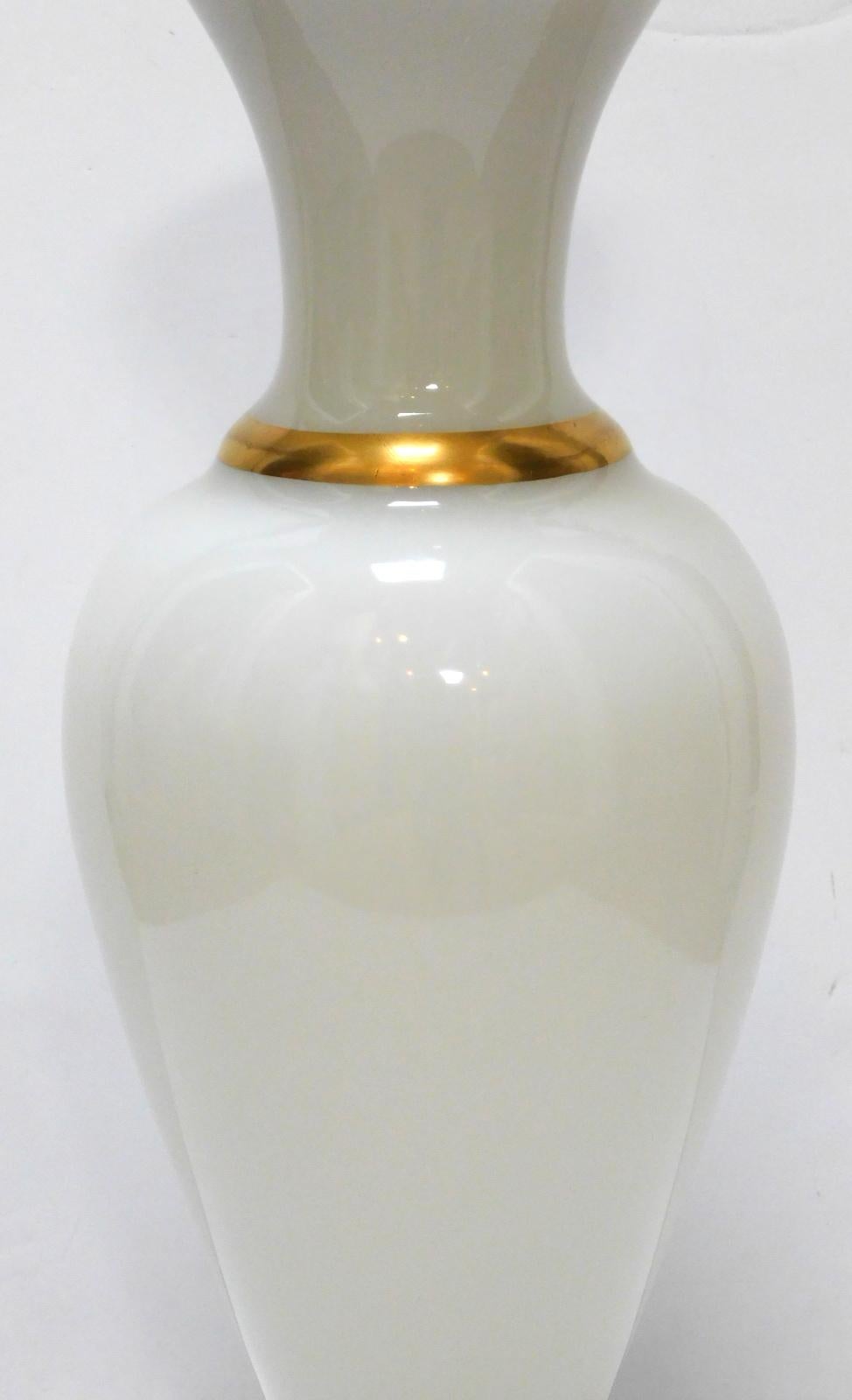 Grande lampe française des années 1960 en verre opalin blanc avec rehauts dorés Bon état - En vente à San Francisco, CA