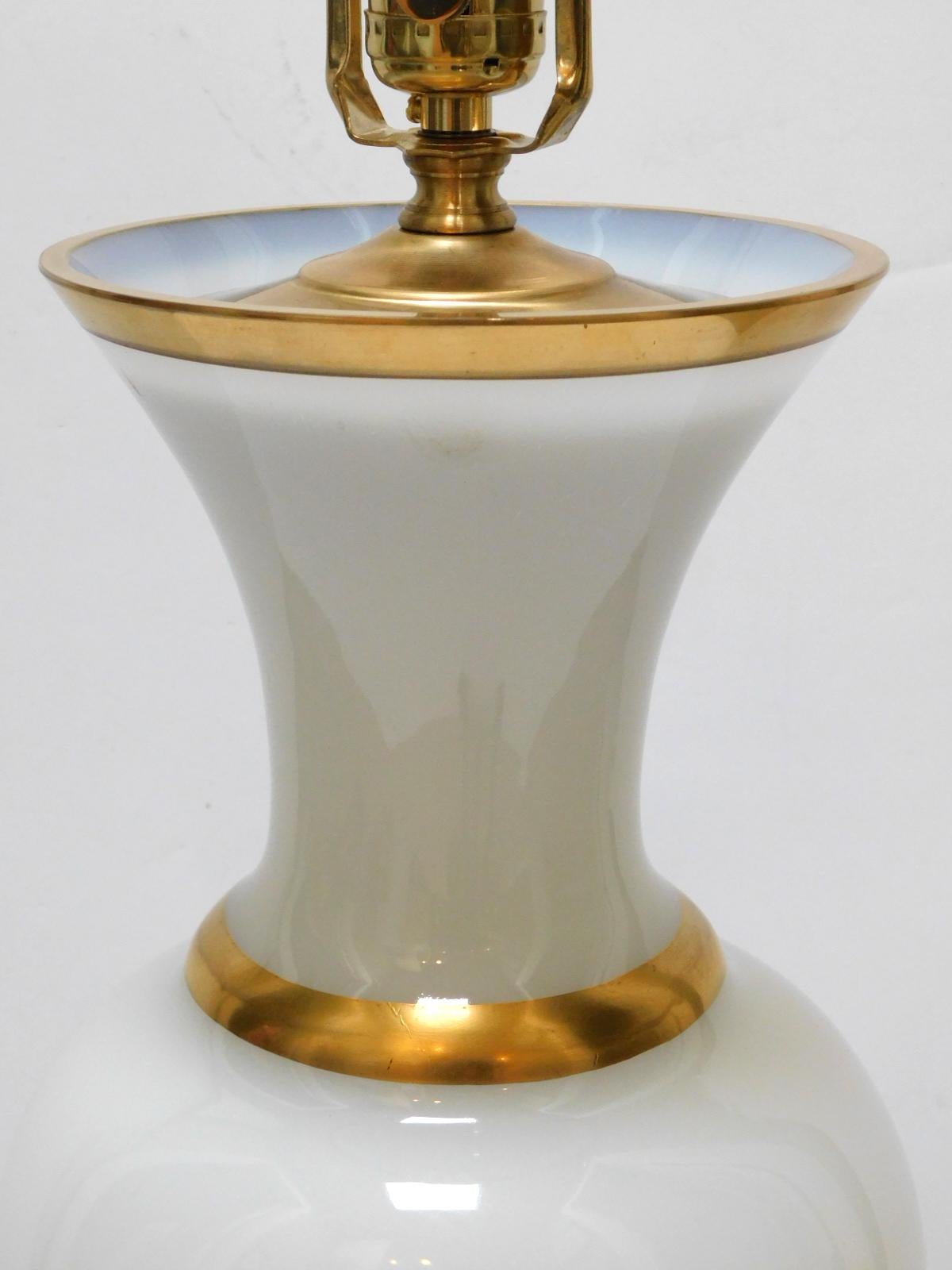 Milieu du XXe siècle Grande lampe française des années 1960 en verre opalin blanc avec rehauts dorés en vente