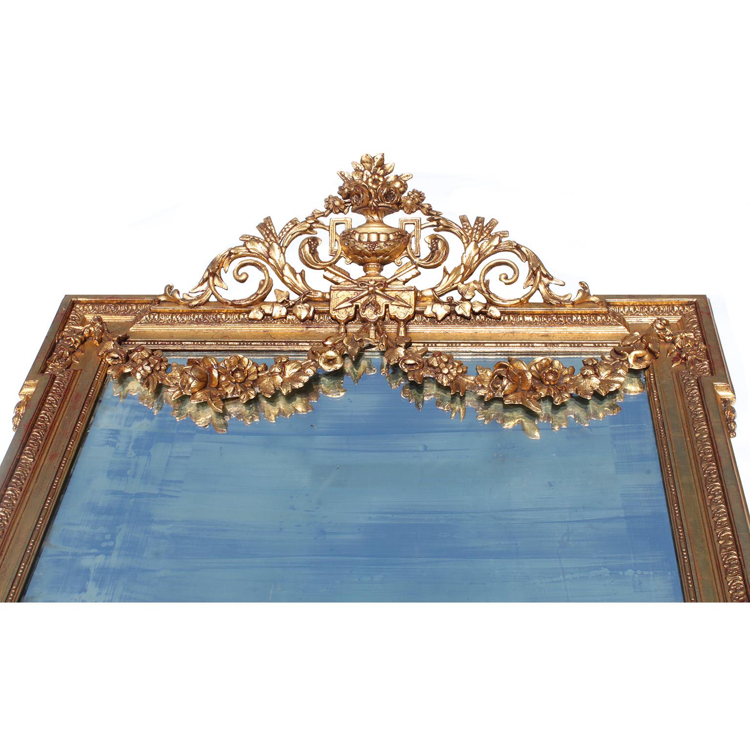 Francese Grande specchio francese del XIX-XX secolo in stile Luigi XVI in legno dorato e gesso intagliato in vendita
