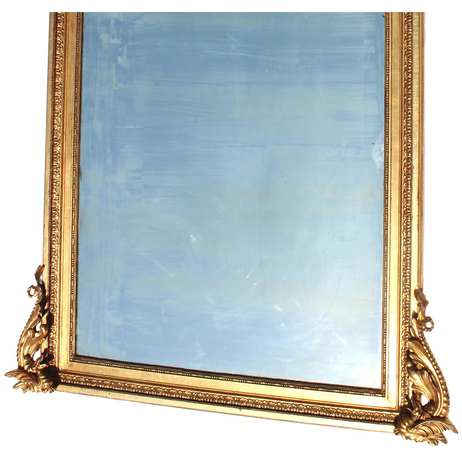 Grande specchio francese del XIX-XX secolo in stile Luigi XVI in legno dorato e gesso intagliato In condizioni discrete in vendita a Los Angeles, CA