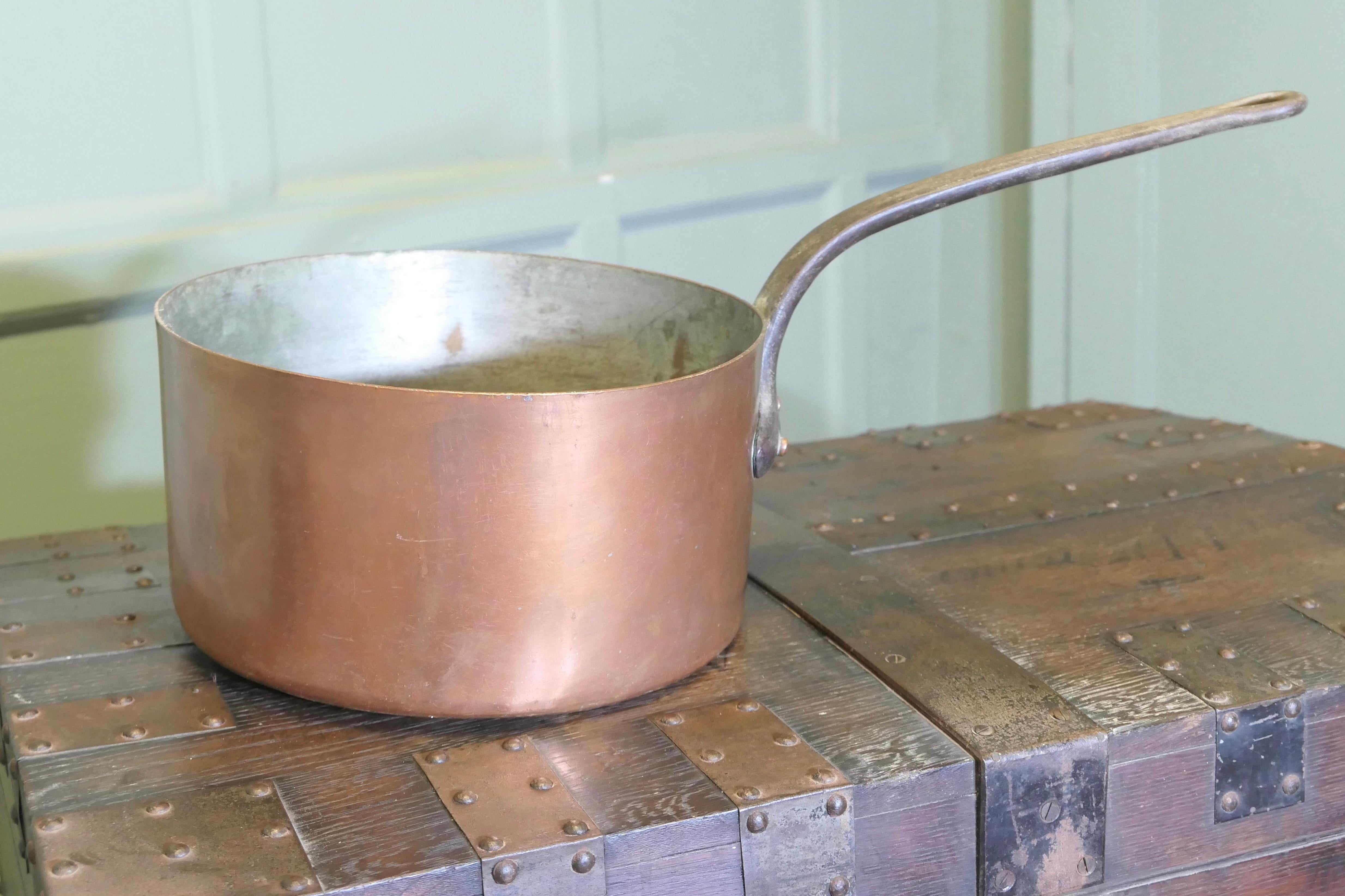 

Grand pot en cuivre français du XIXe siècle 

Il s'agit d'une belle pièce de grande taille avec une poignée en fer et des rivets robustes en cuivre.
 
Une casserole de ce type peut avoir de nombreuses utilisations dans la cuisine.
La casserole est
