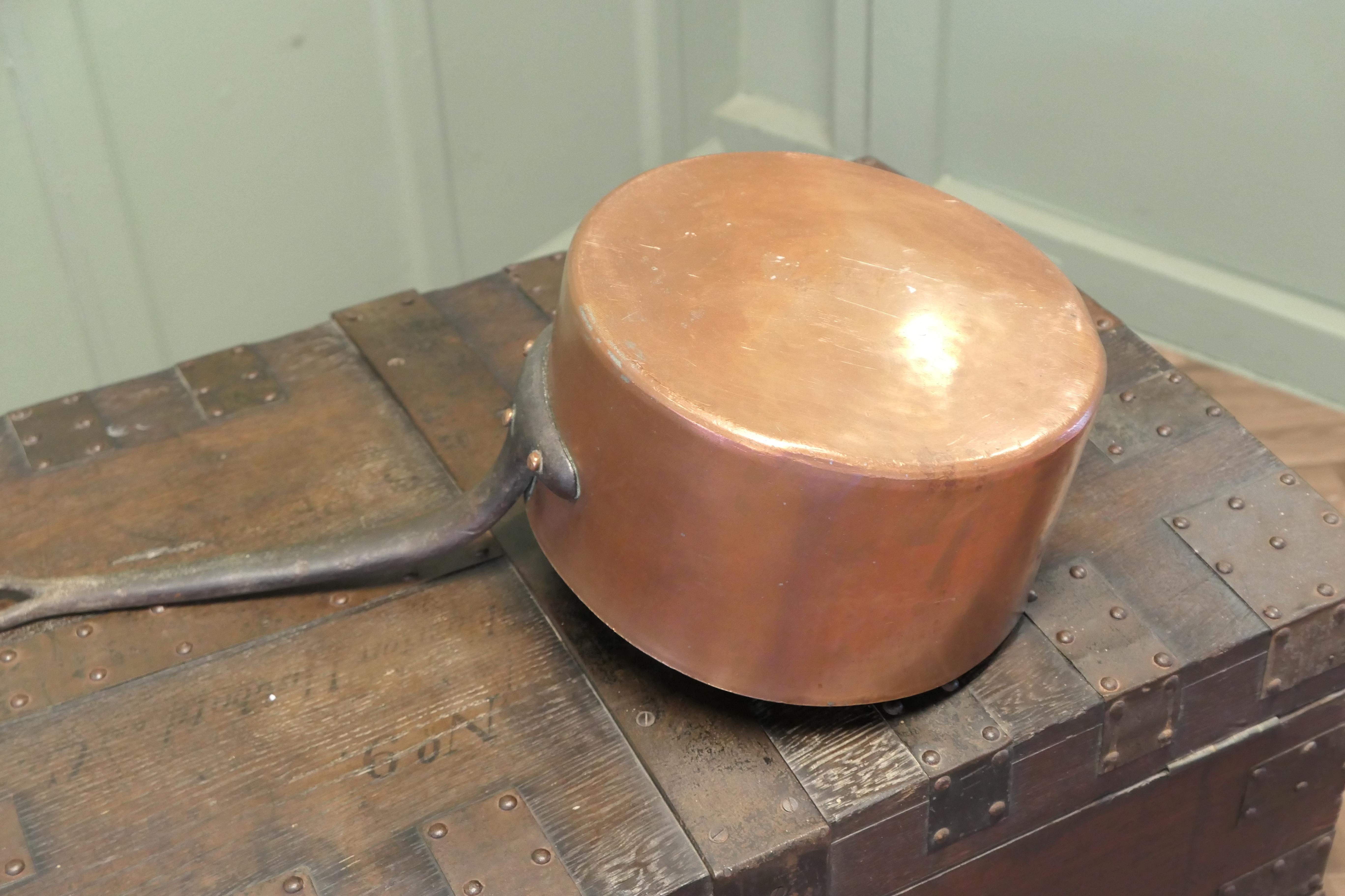 Provincial français Grand pot en cuivre français du XIXe siècle   Il s'agit d'une belle et grande casserole en vente