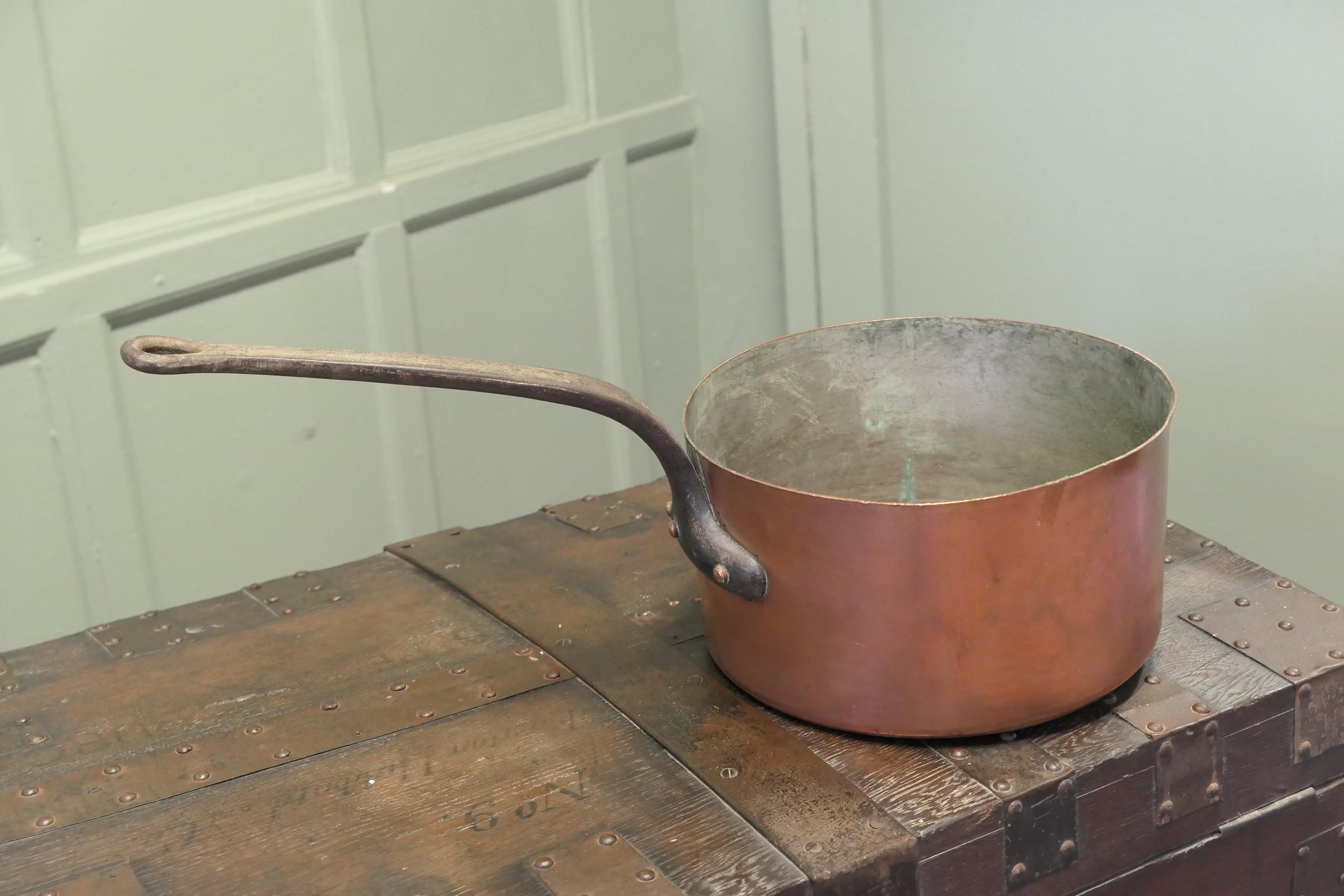 Grand pot en cuivre français du XIXe siècle   Il s'agit d'une belle et grande casserole Bon état - En vente à Godshill, Isle of Wight