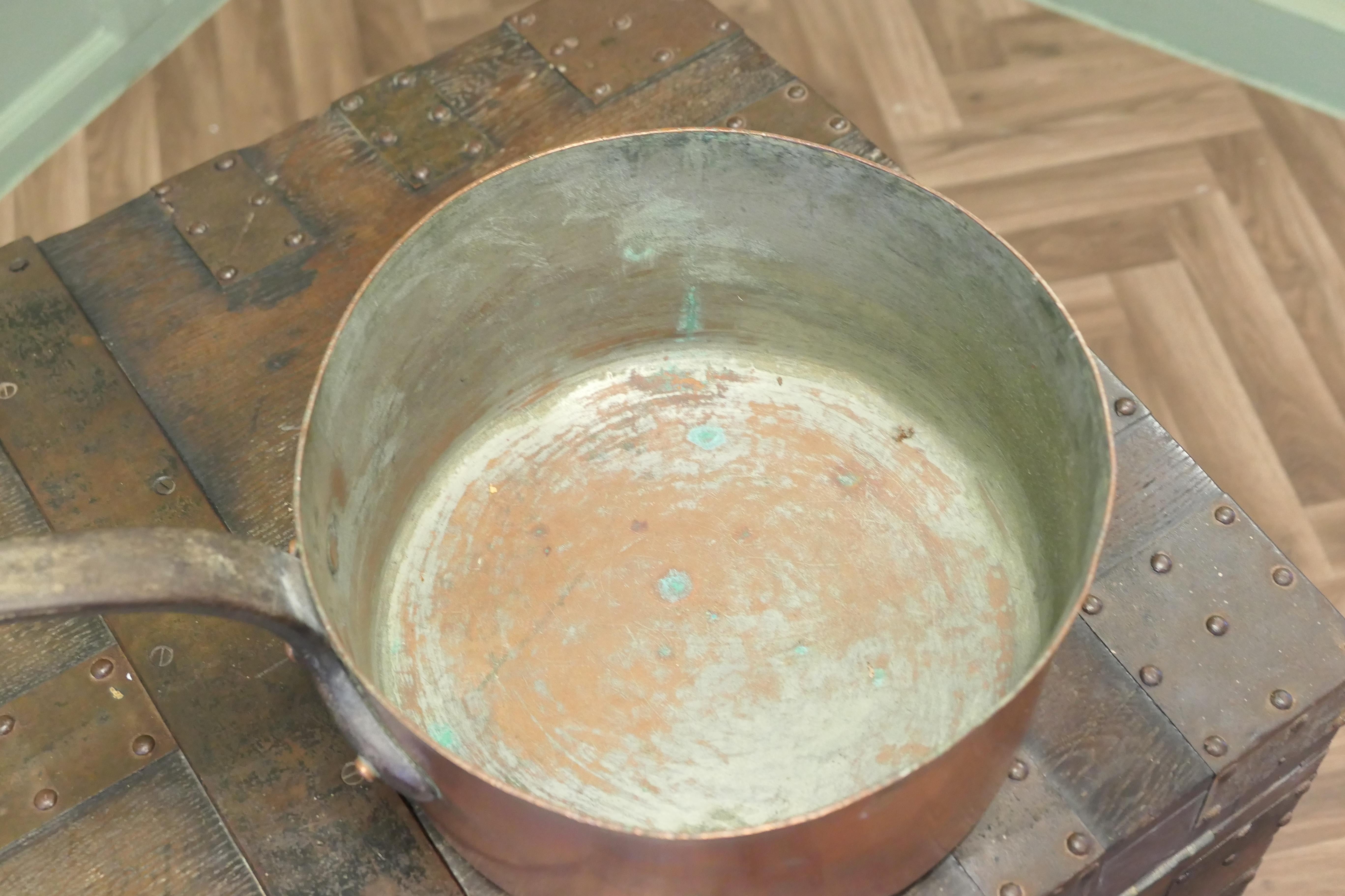 Milieu du XIXe siècle Grand pot en cuivre français du XIXe siècle   Il s'agit d'une belle et grande casserole en vente