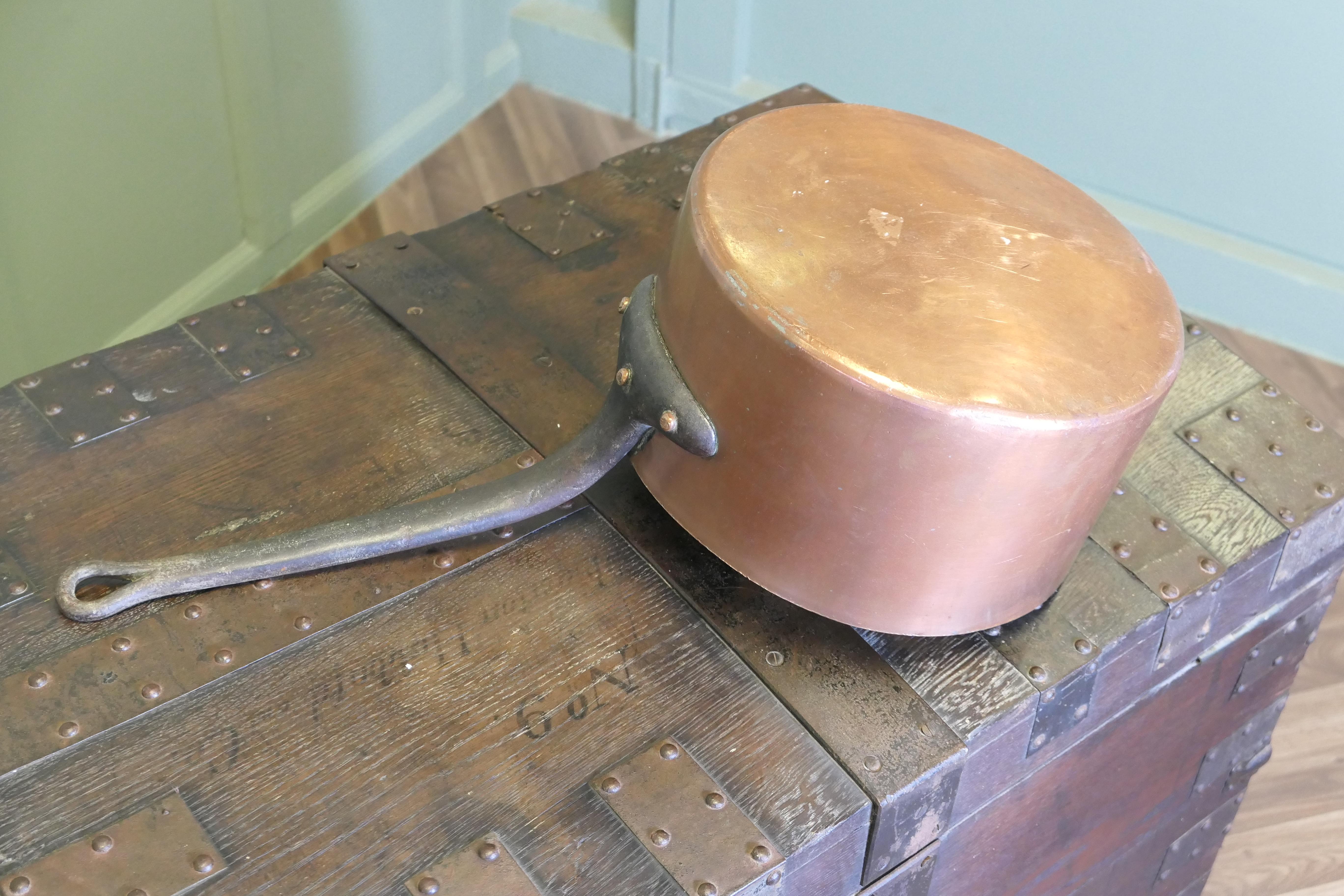 Cuivre Grand pot en cuivre français du XIXe siècle   Il s'agit d'une belle et grande casserole en vente