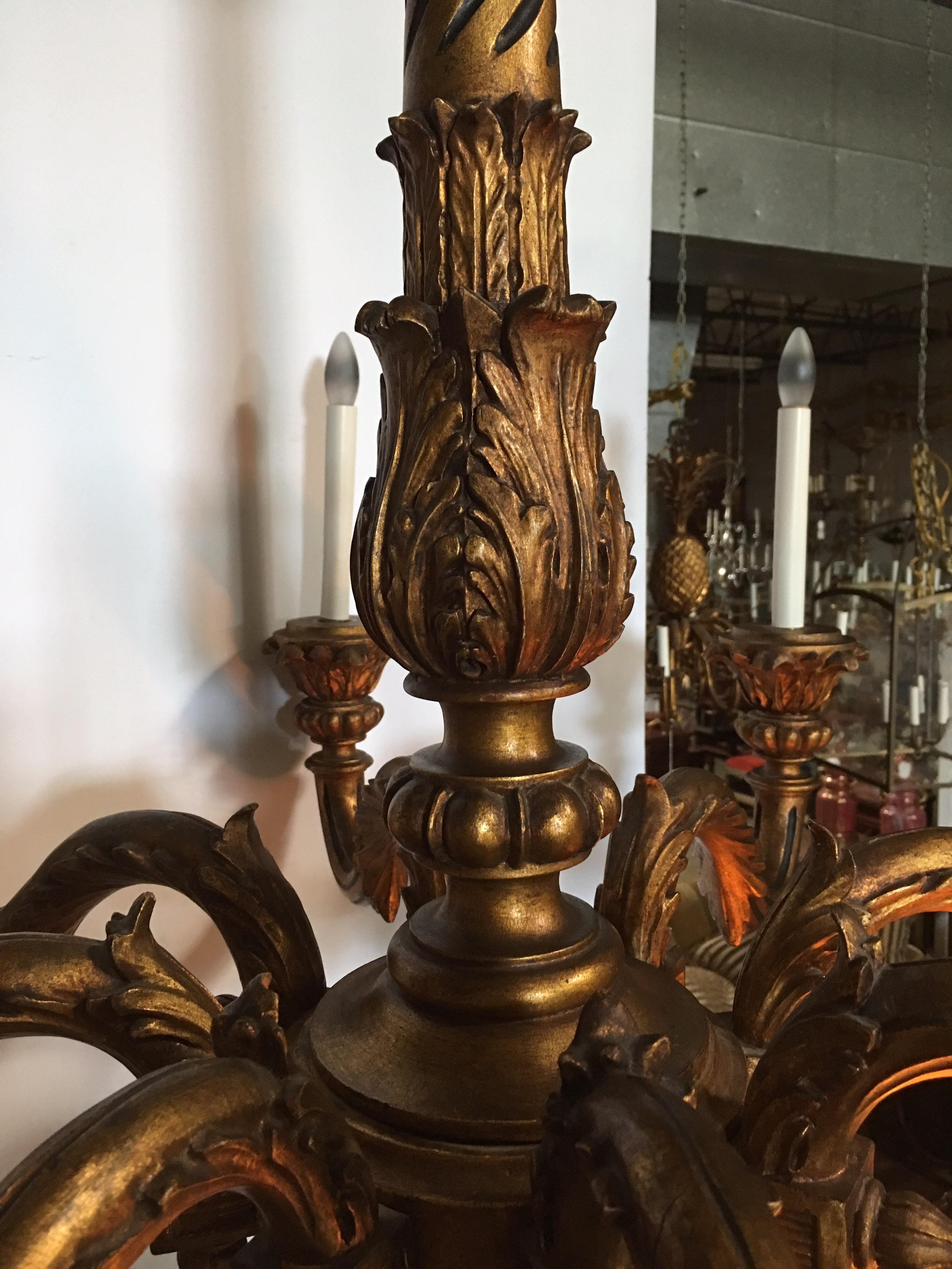 Großer französischer Kronleuchter im Louis-XVI-Stil des 19. Jahrhunderts aus geschnitztem und vergoldetem Holz im Angebot 5