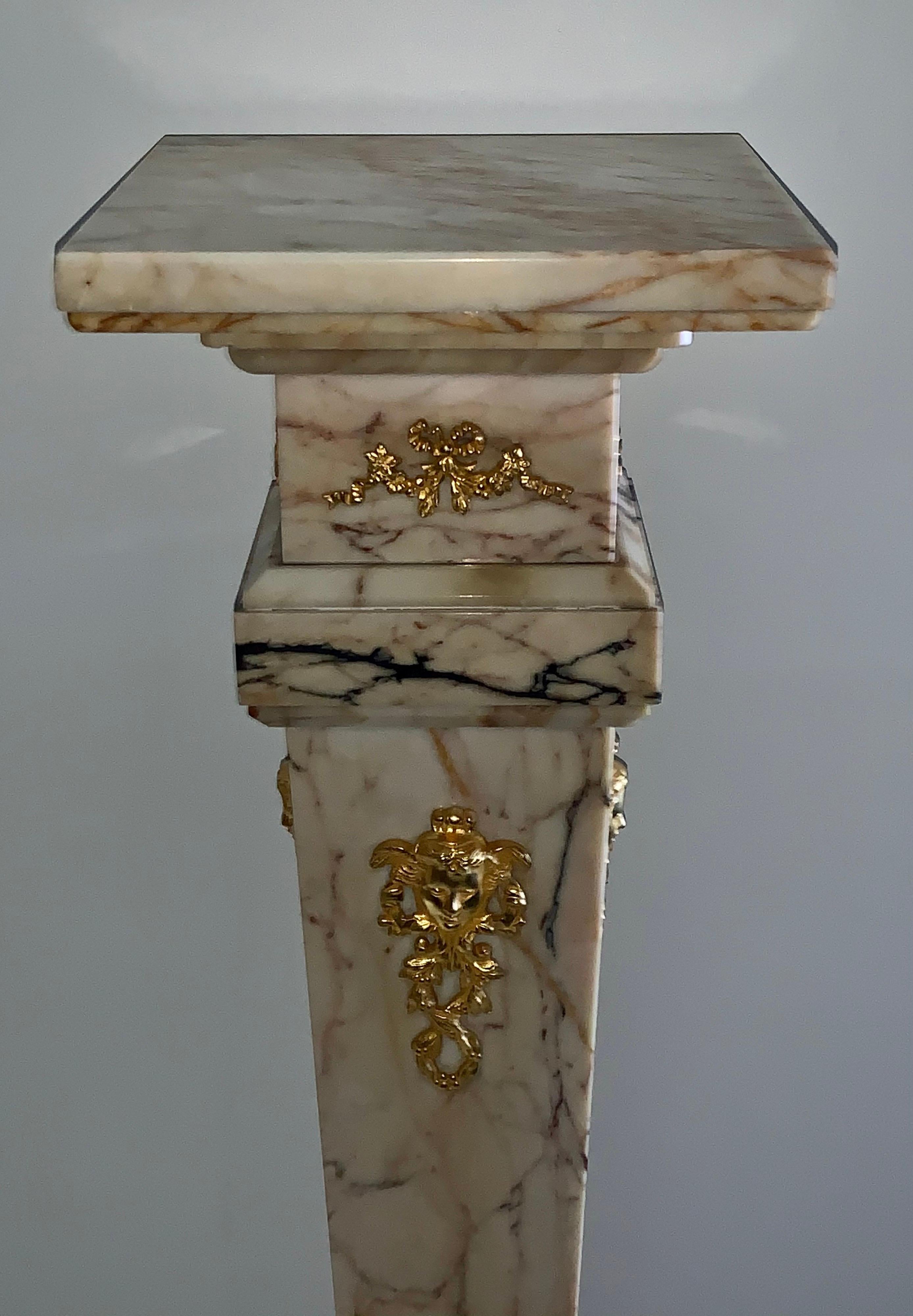 Großer französischer antiker Sockel / Ständer aus vergoldeter Bronze mit drehbarem Marmor (Französisch) im Angebot