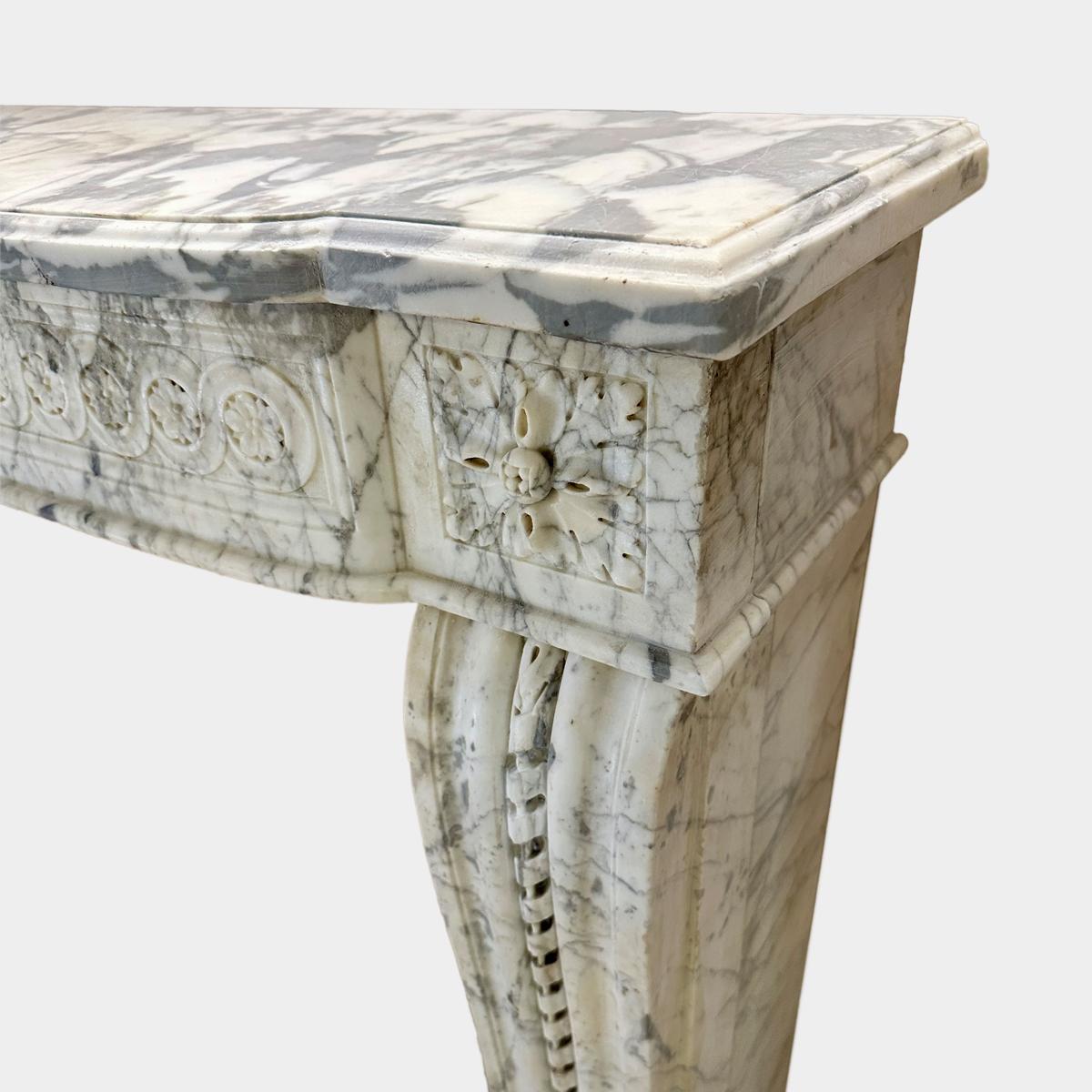 A large French Antique Louis XVI Period Calacatta Marble Fireplace Mantel (Louis XVI.) im Angebot