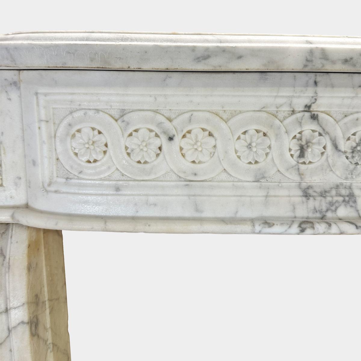 A large French Antique Louis XVI Period Calacatta Marble Fireplace Mantel (Französisch) im Angebot