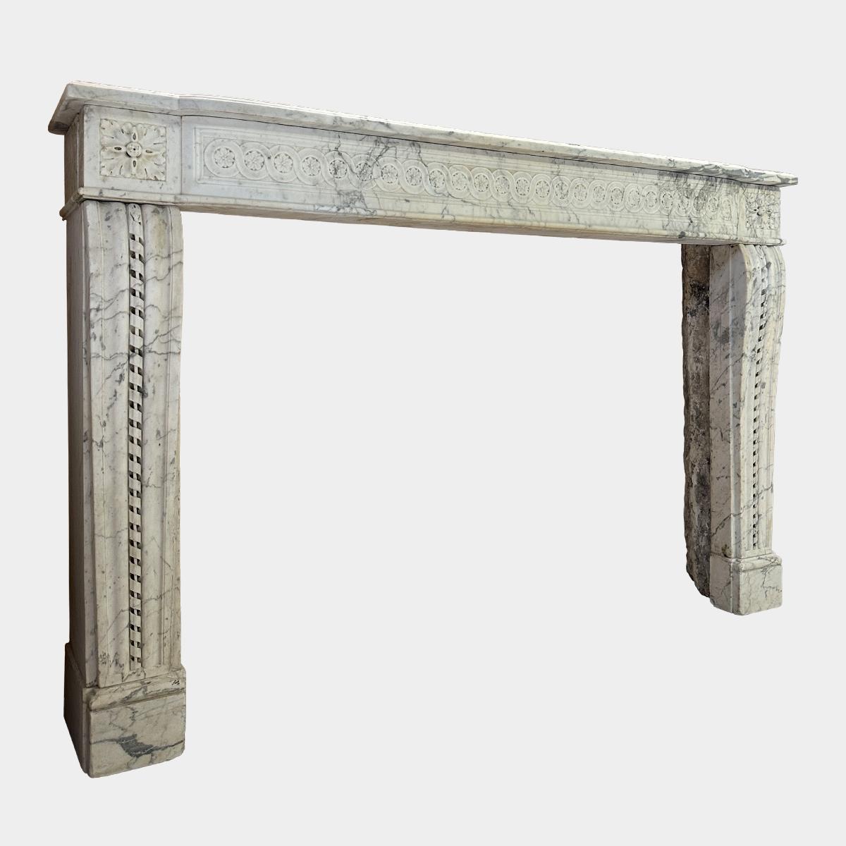 A large French Antique Louis XVI Period Calacatta Marble Fireplace Mantel (Handgeschnitzt) im Angebot
