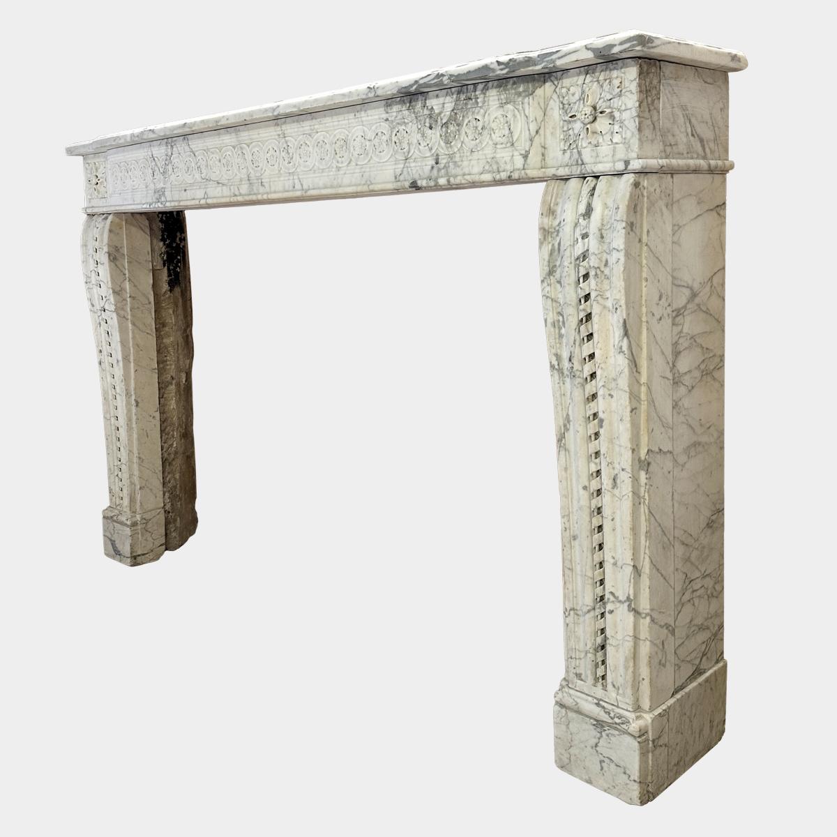 A large French Antique Louis XVI Period Calacatta Marble Fireplace Mantel im Zustand „Gut“ im Angebot in London, GB