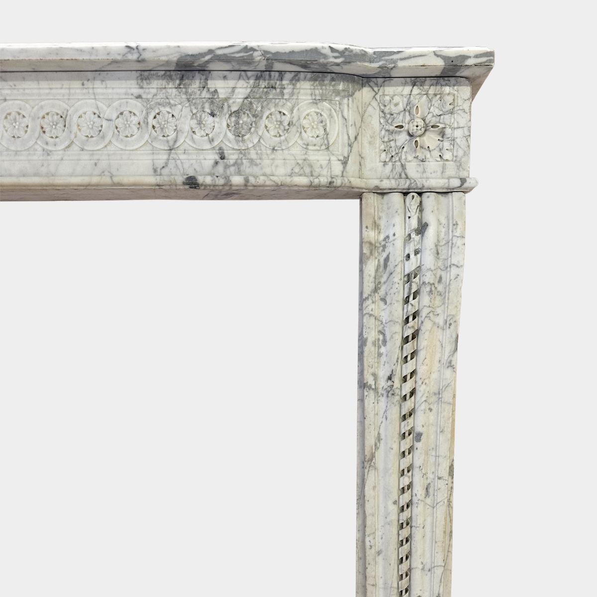 A large French Antique Louis XVI Period Calacatta Marble Fireplace Mantel (Spätes 18. Jahrhundert) im Angebot