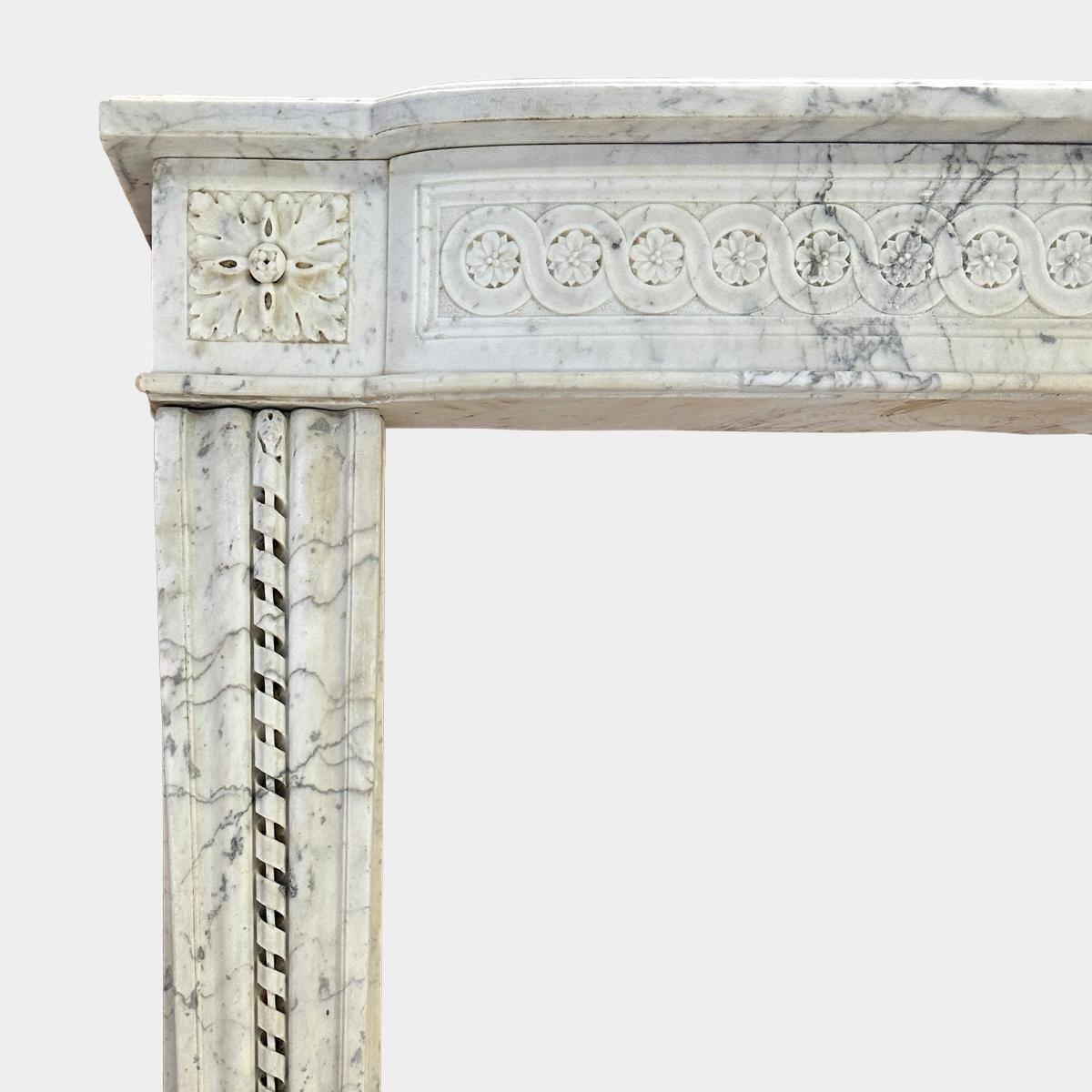 A large French Antique Louis XVI Period Calacatta Marble Fireplace Mantel (Marmor) im Angebot