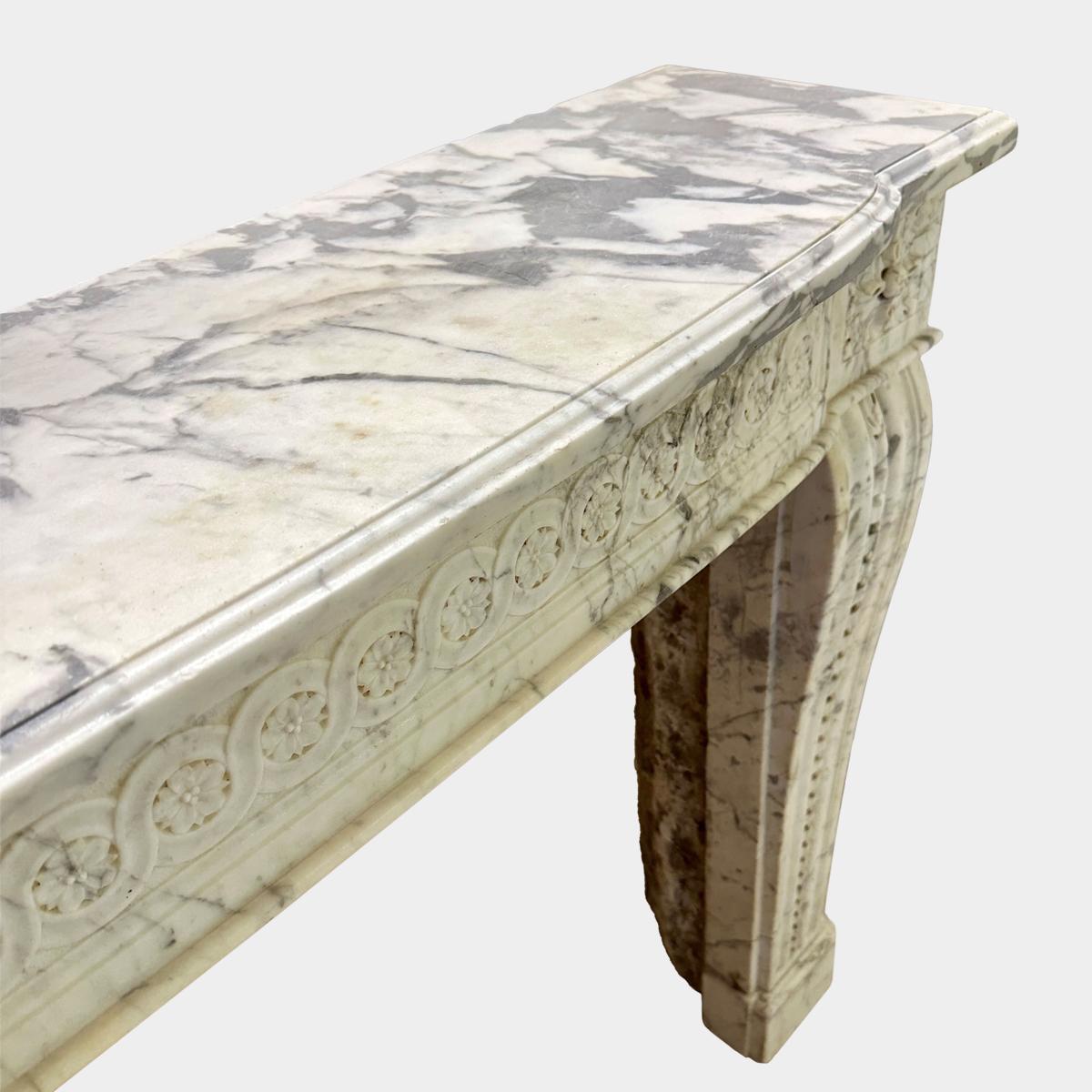 A large French Antique Louis XVI Period Calacatta Marble Fireplace Mantel im Angebot 1