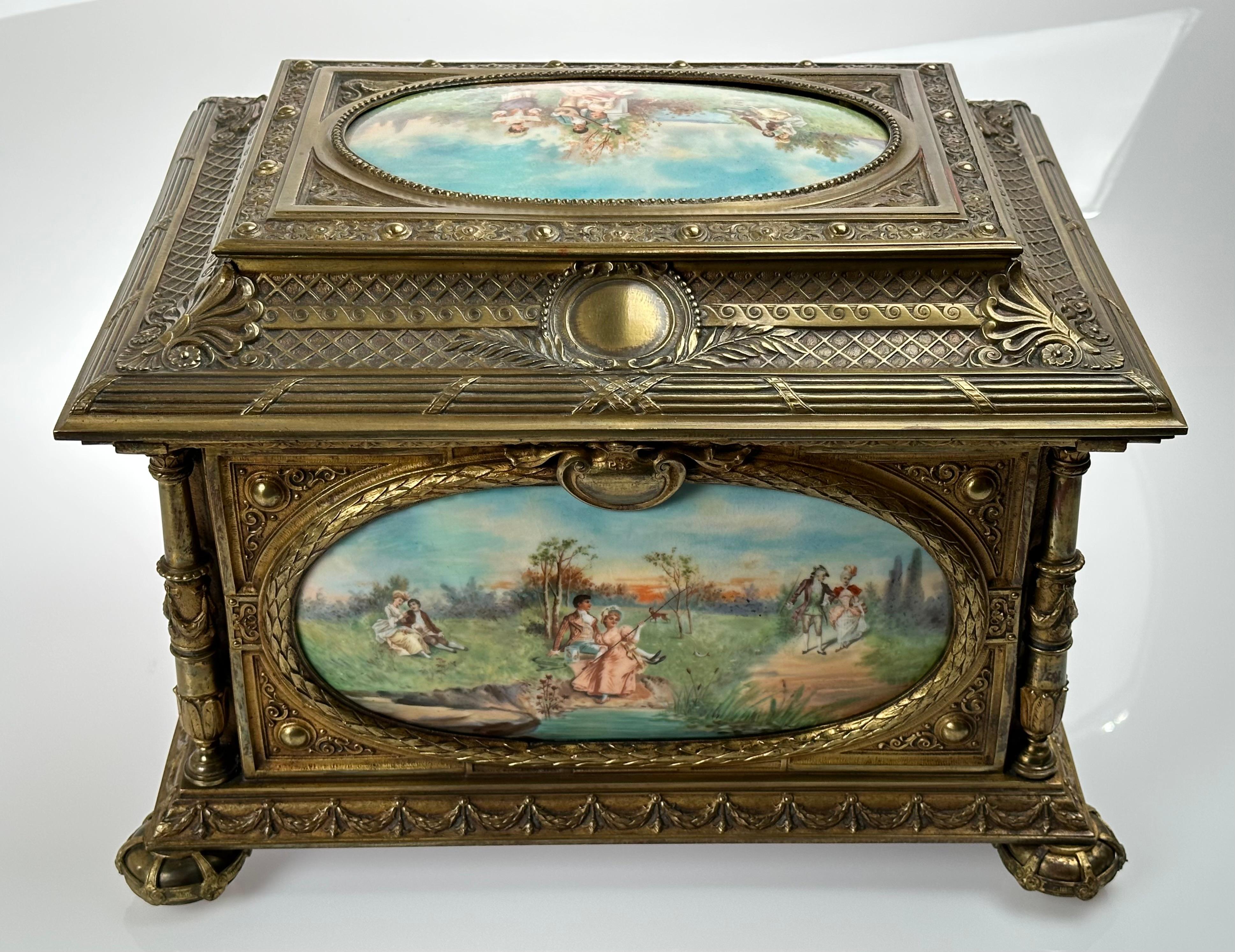 Doré Grande boîte-cercueil en porcelaine et bronze doré de style Antiquities Sèvres en vente