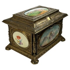 Grande boîte-cercueil en porcelaine et bronze doré de style Antiquities Sèvres