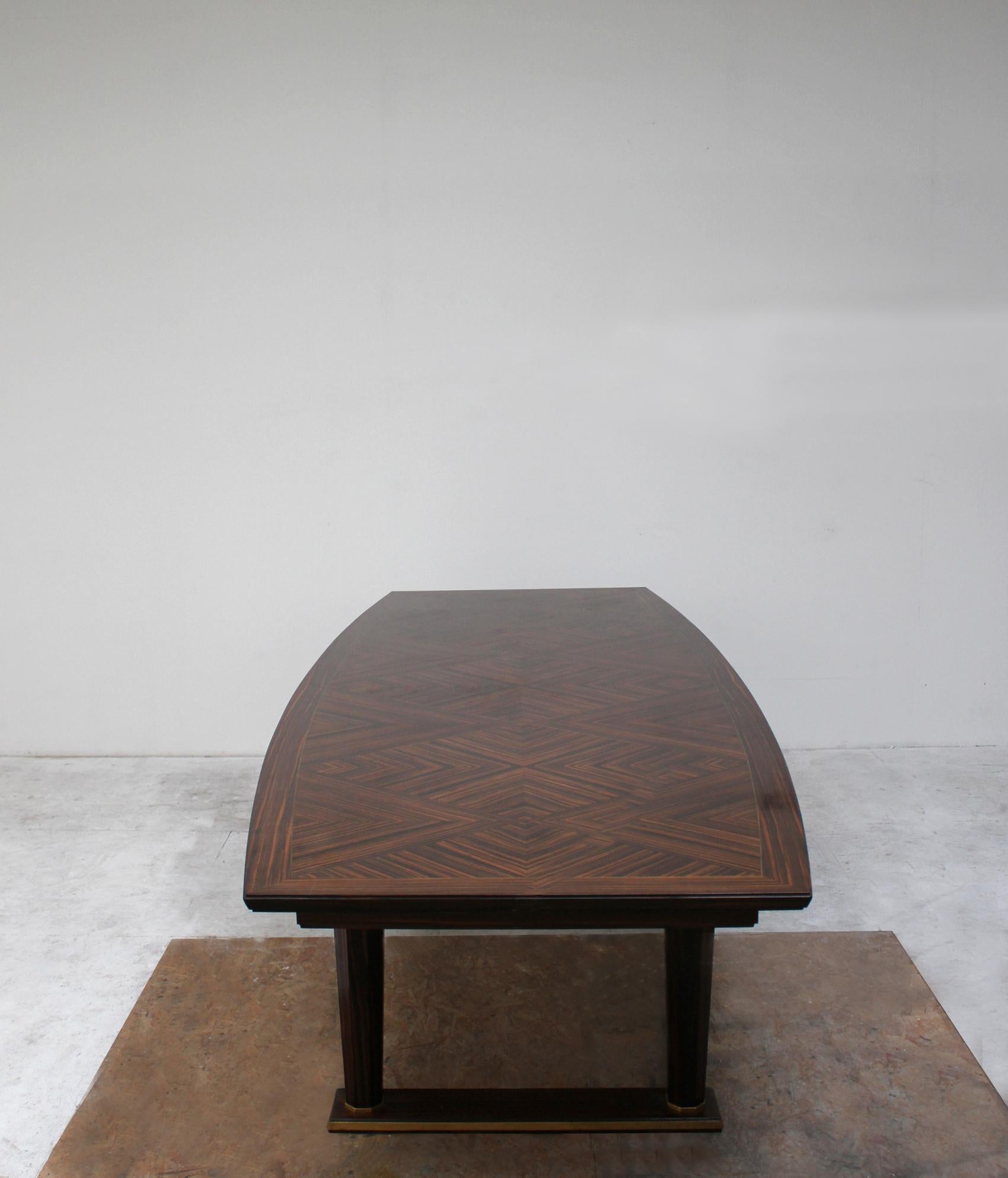 Großer französischer Art-déco-Tisch aus Makassar-Ebenholz von Dominique (Französisch)