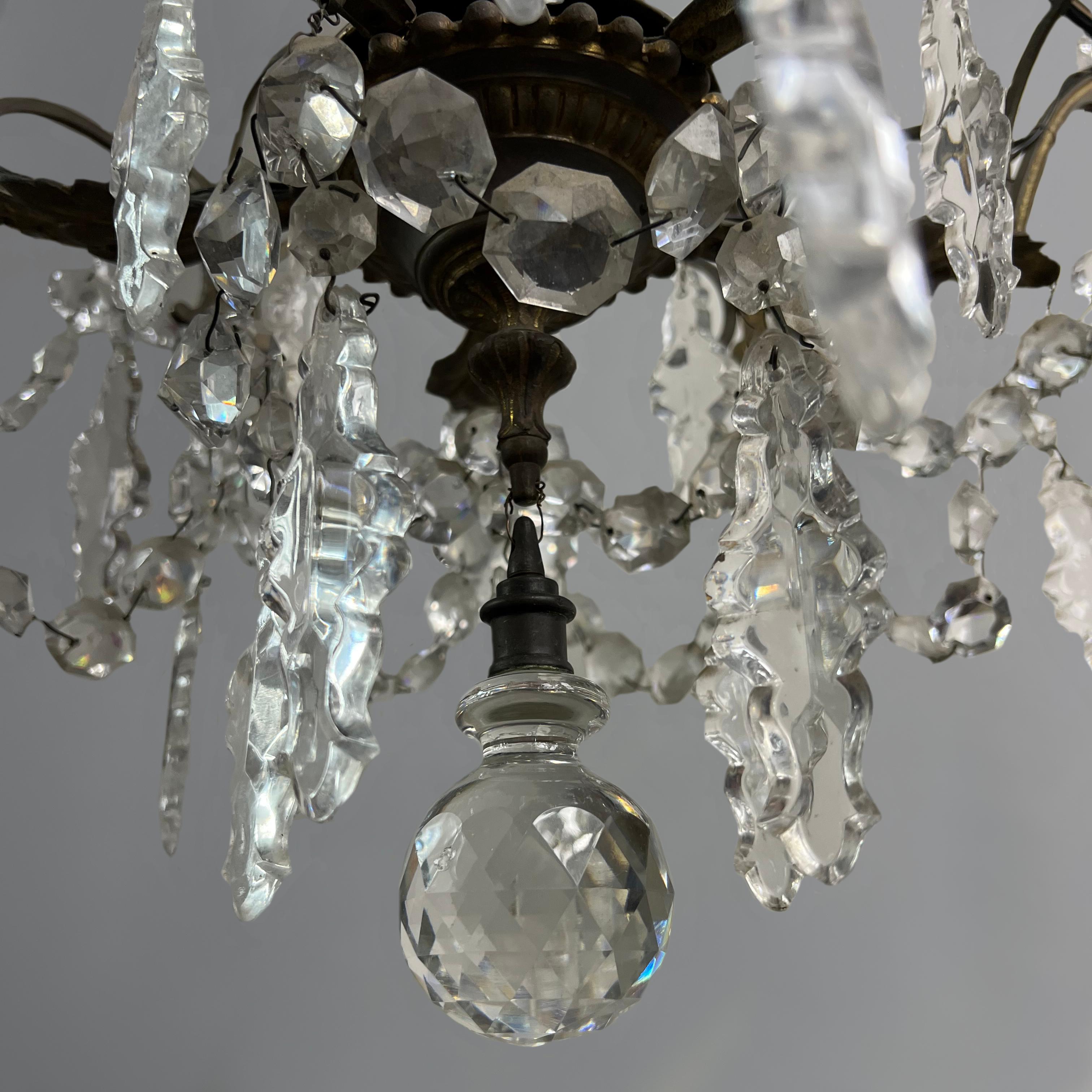 Luigi XV Un grande lampadario francese con cornice in bronzo in stile Baccarat in vendita