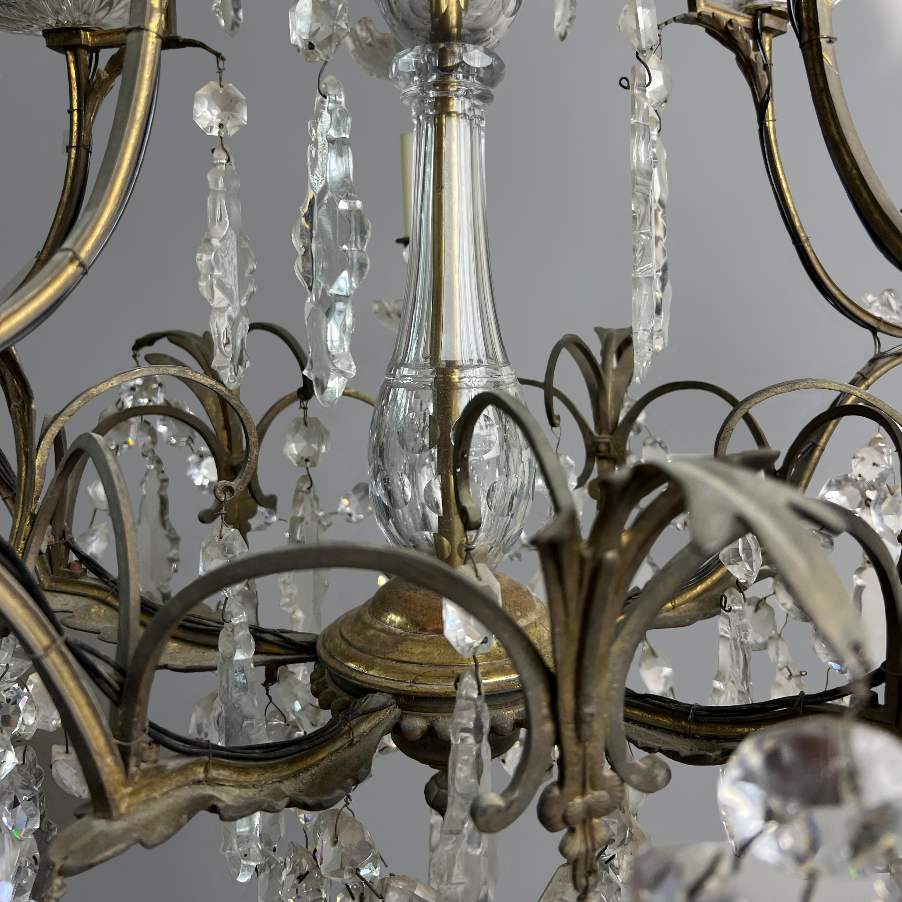 Francese Un grande lampadario francese con cornice in bronzo in stile Baccarat in vendita