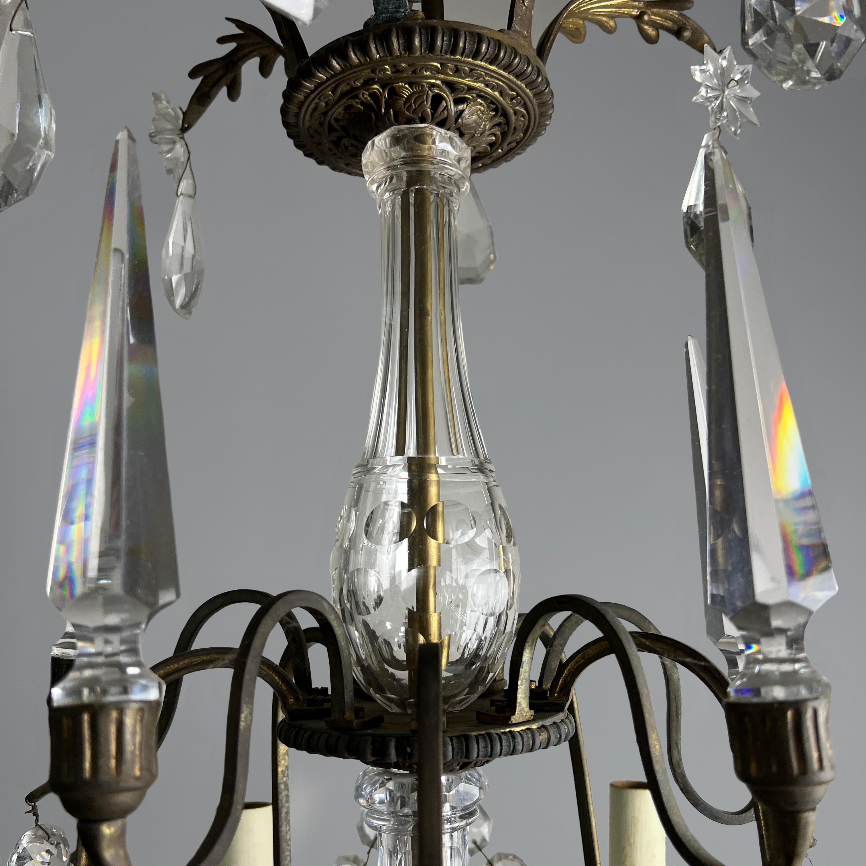 Dorato Un grande lampadario francese con cornice in bronzo in stile Baccarat in vendita