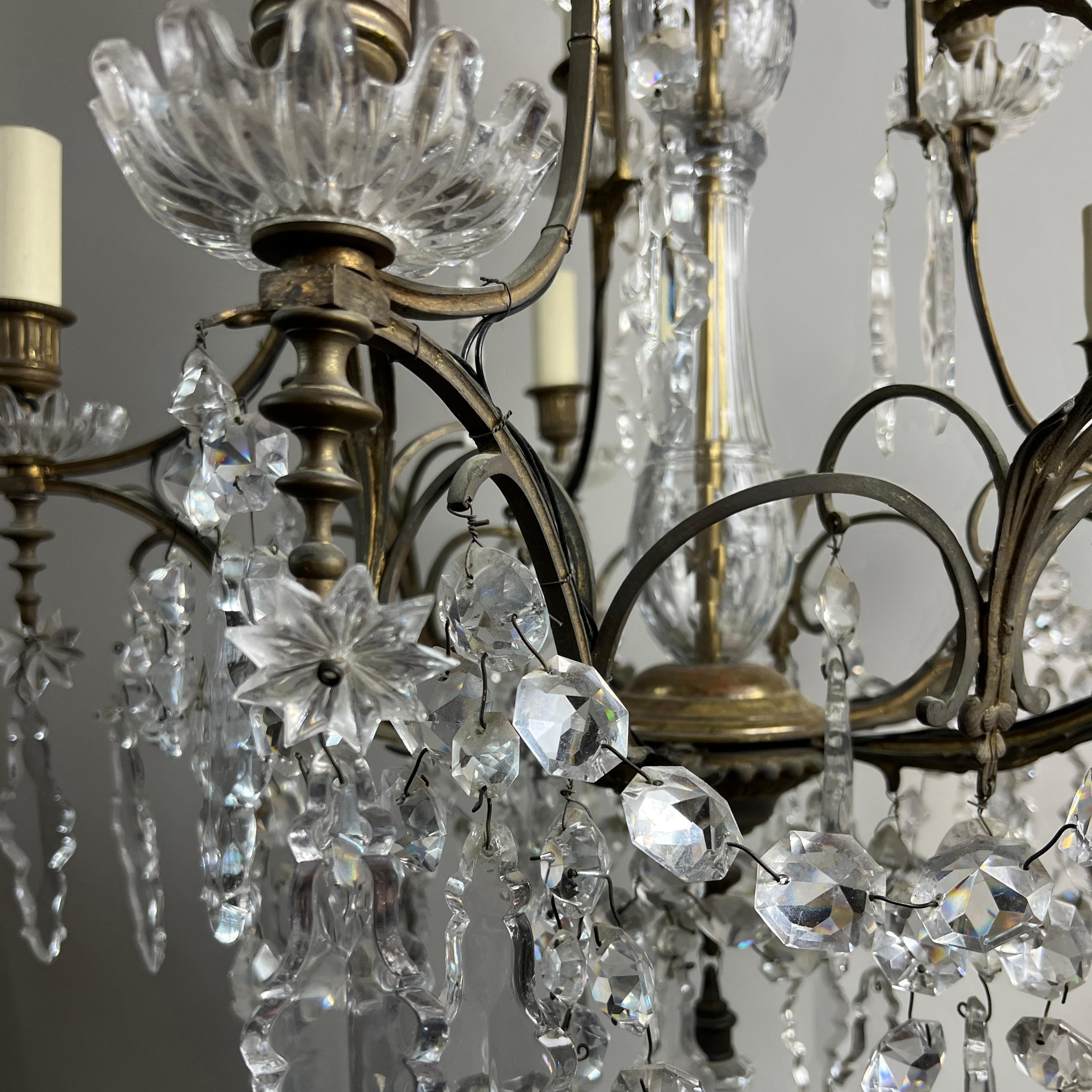 Bronzo Un grande lampadario francese con cornice in bronzo in stile Baccarat in vendita