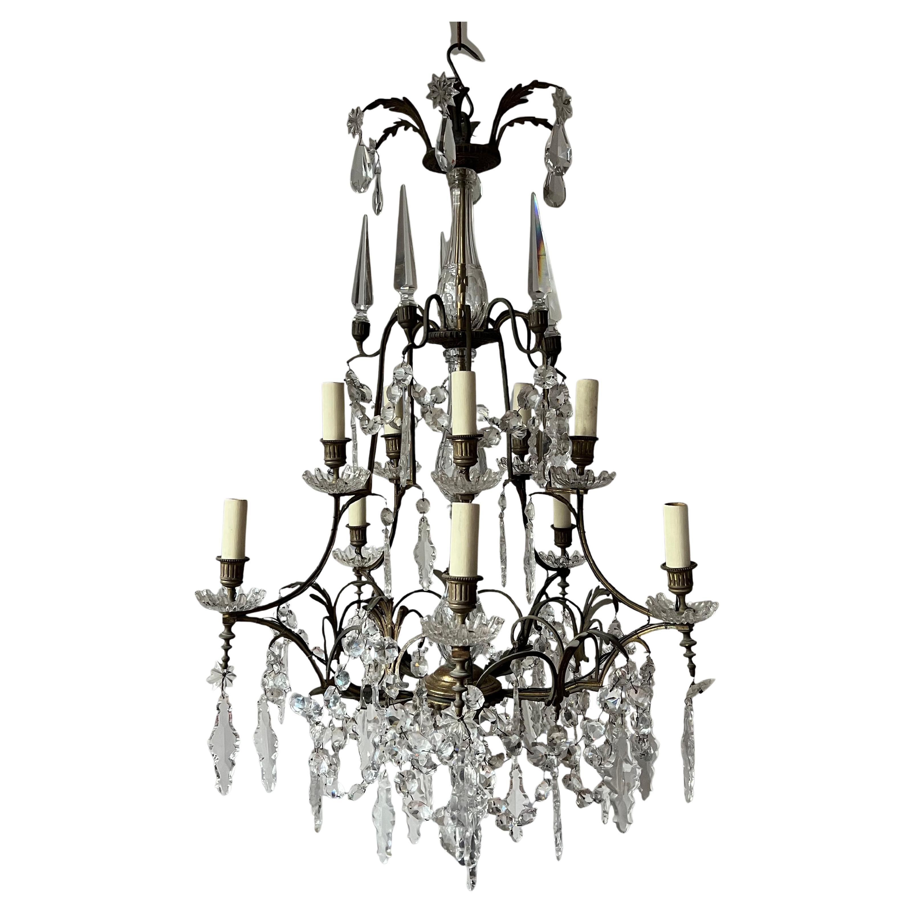 Un grande lampadario francese con cornice in bronzo in stile Baccarat in vendita