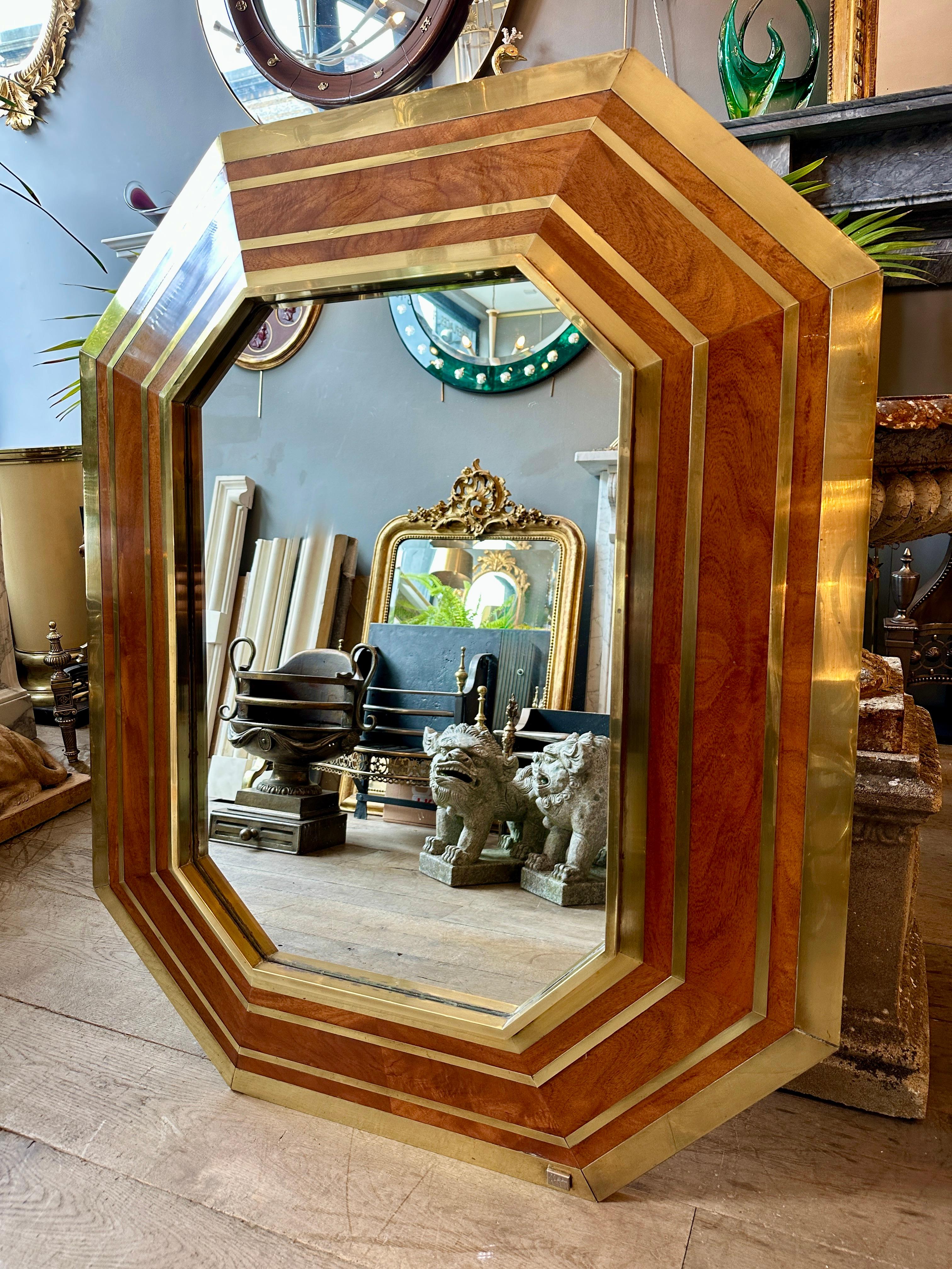 Grand miroir en laiton et loupe d'orme de Jean Claude Mahey en vente 3